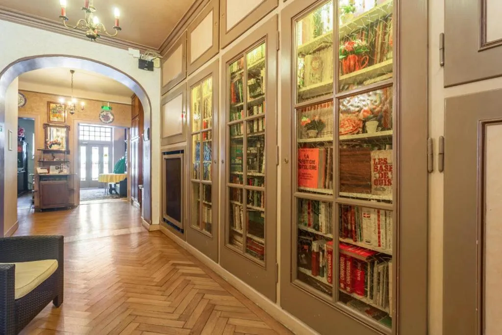 Library in Logis Hotel Restaurant Remotel