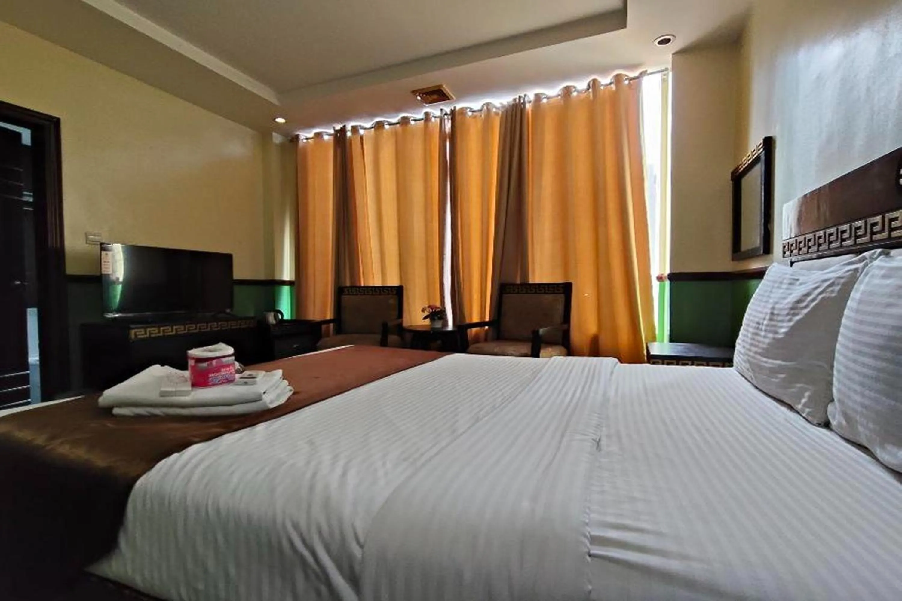 Photo of the whole room, Bed in Manila Crown Palace Hotel