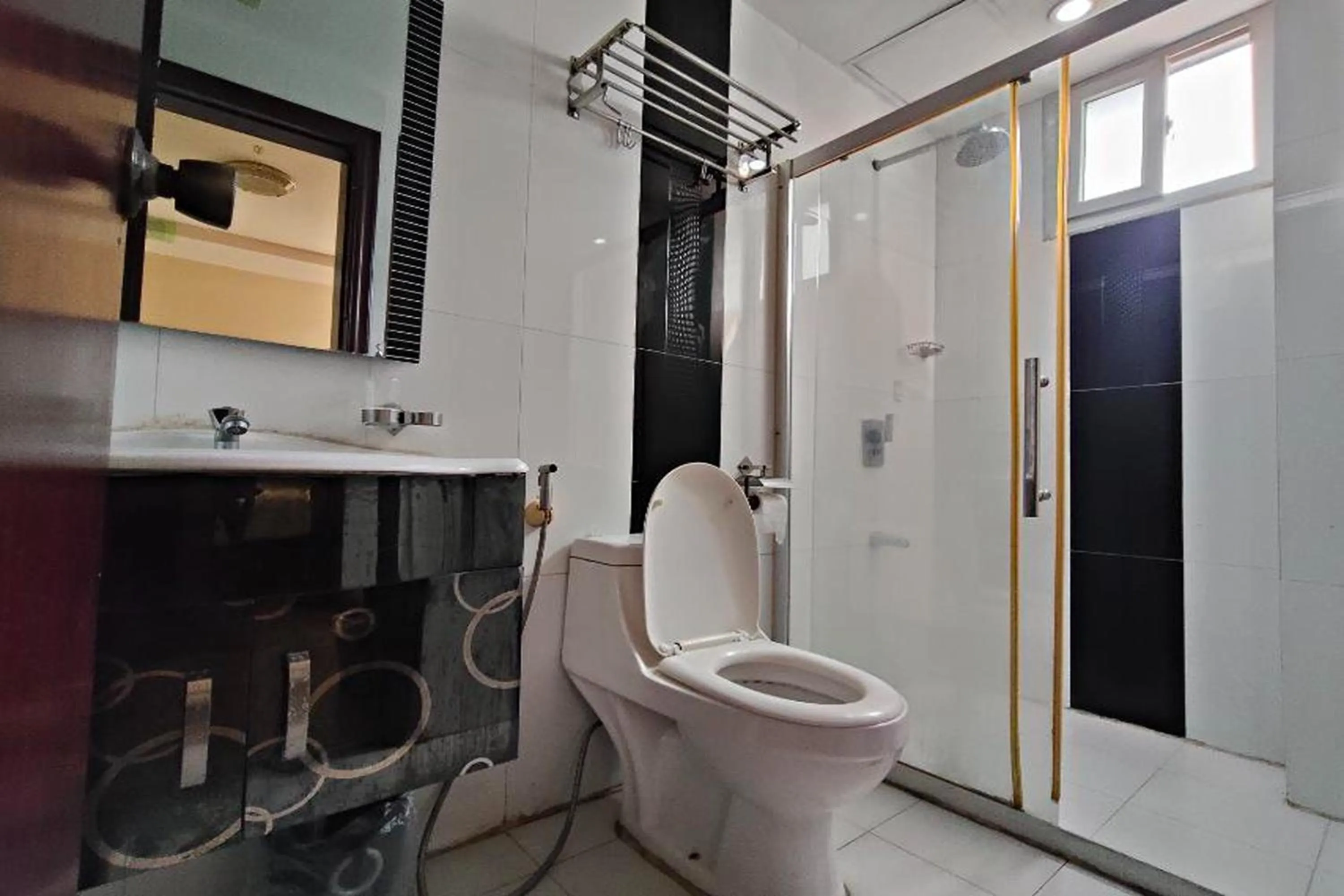 Shower in Manila Crown Palace Hotel