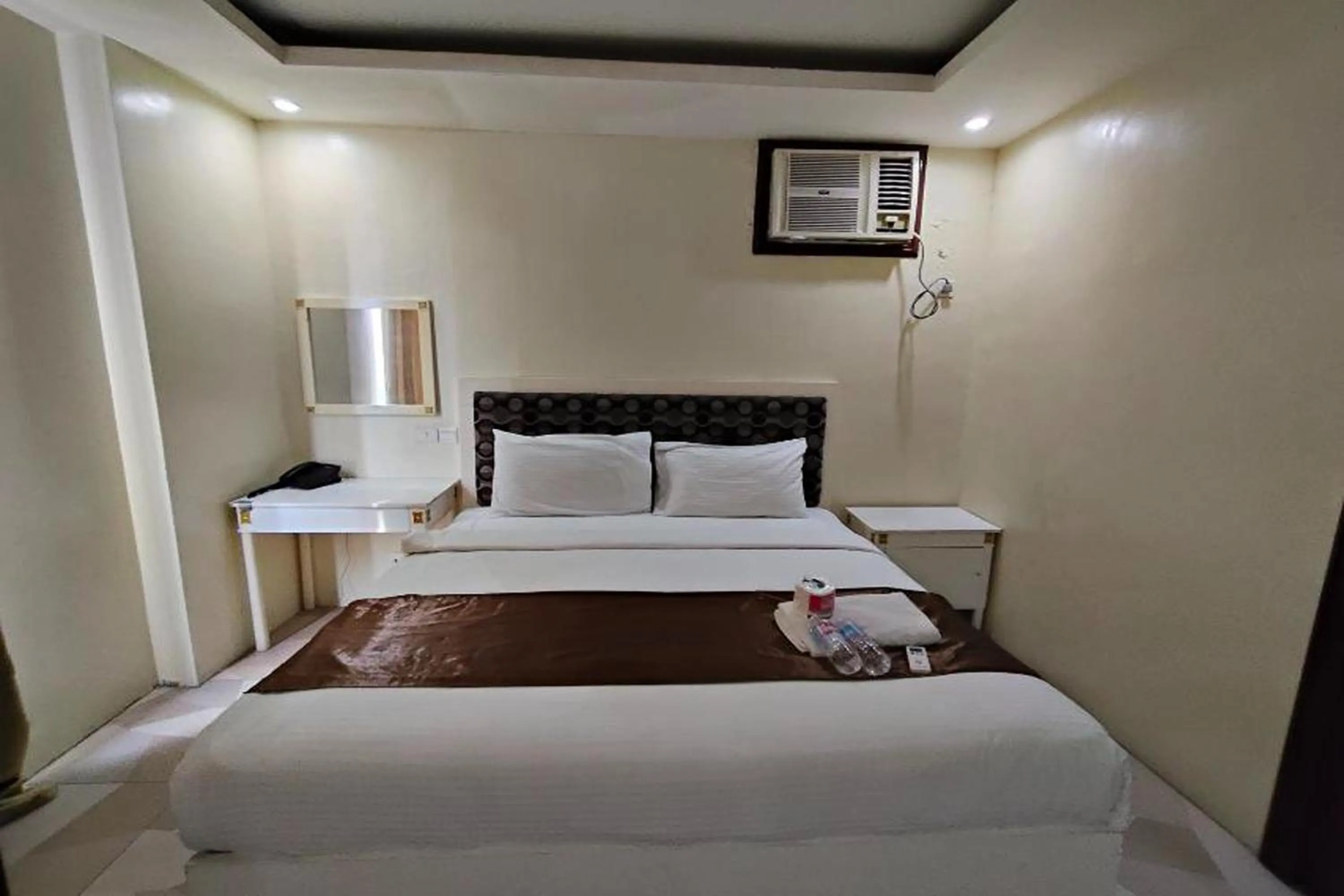 air conditioner, Bed in Manila Crown Palace Hotel