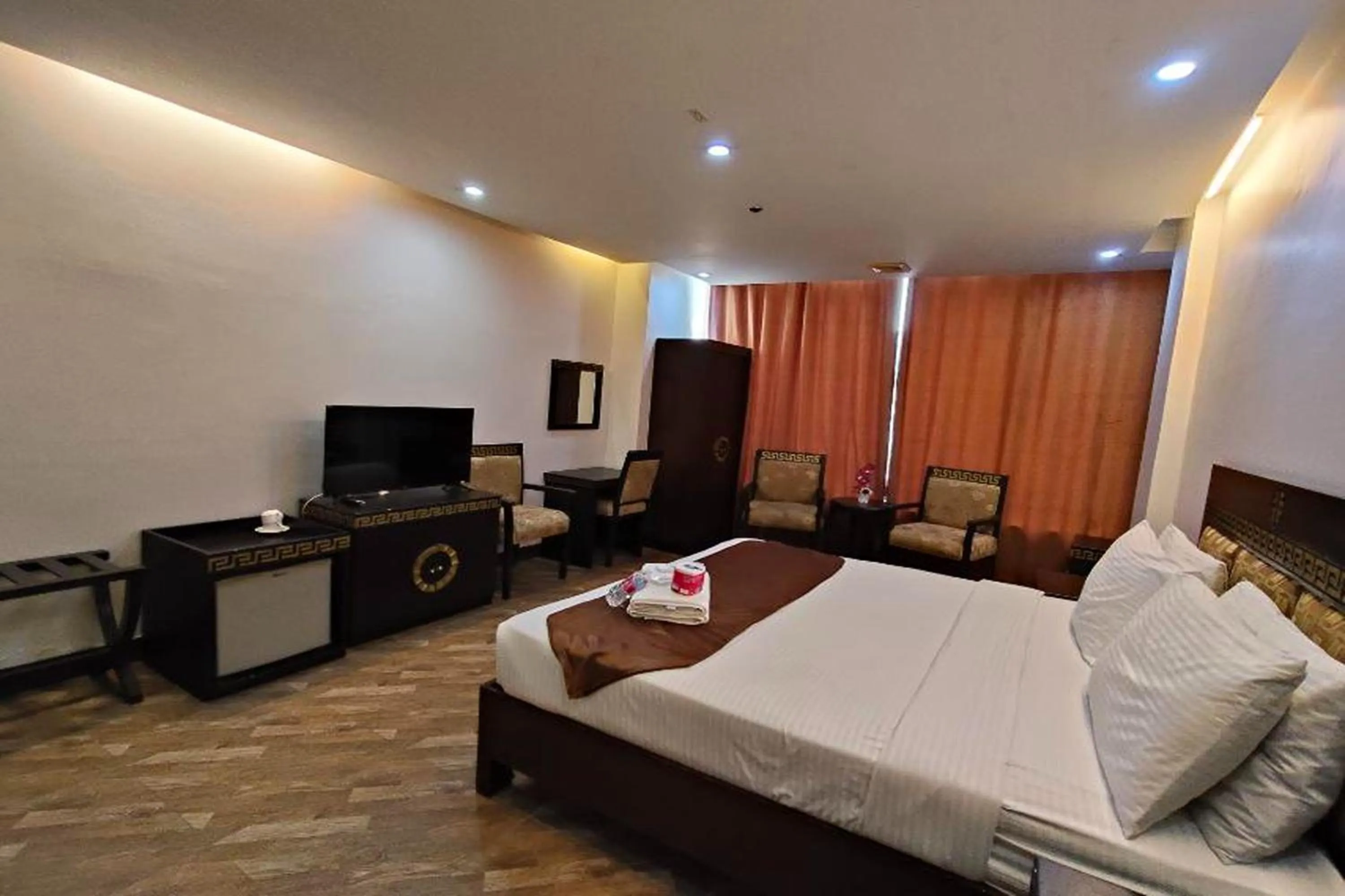 Photo of the whole room, Bed in Manila Crown Palace Hotel