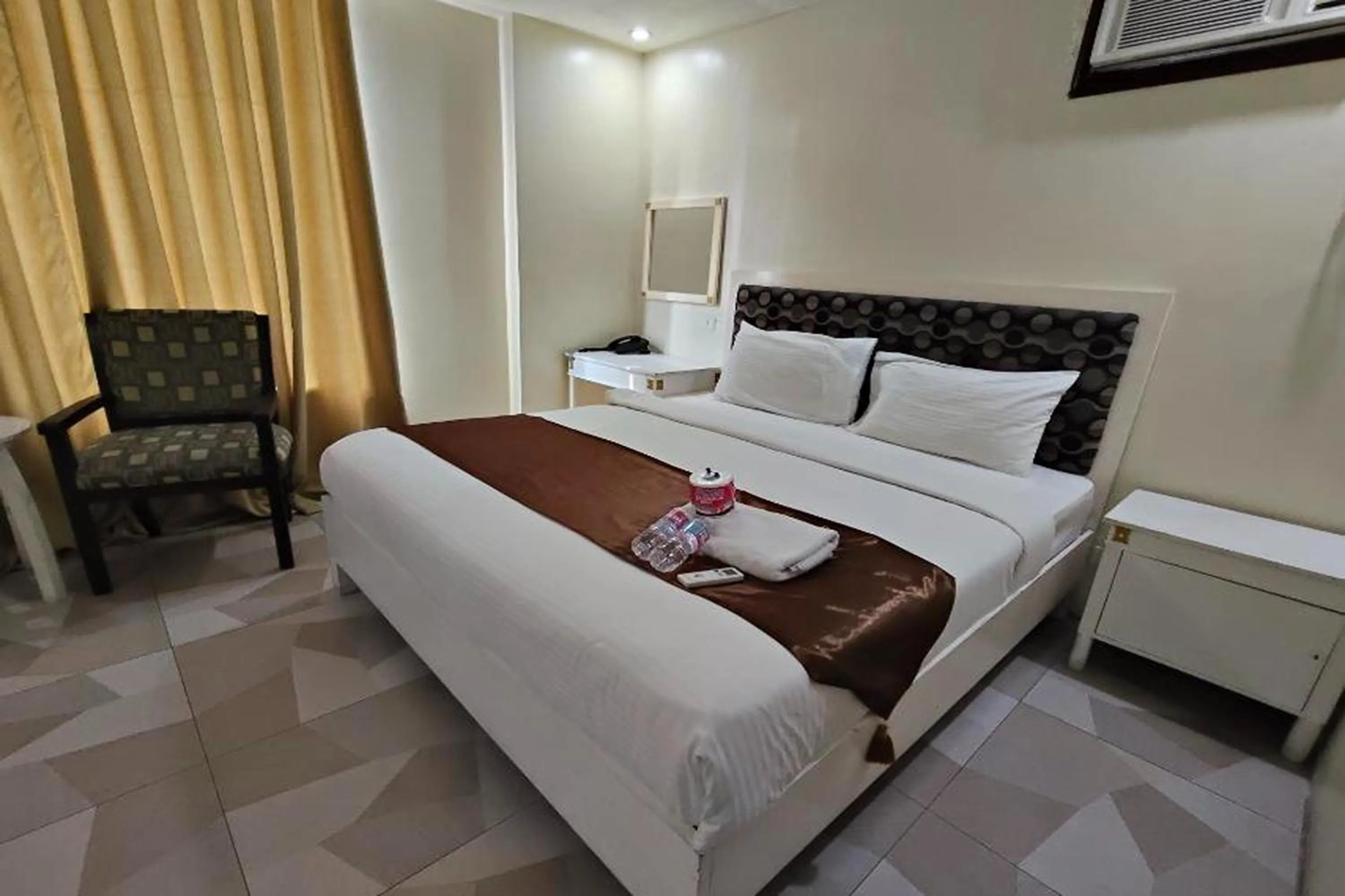 Bed in Manila Crown Palace Hotel