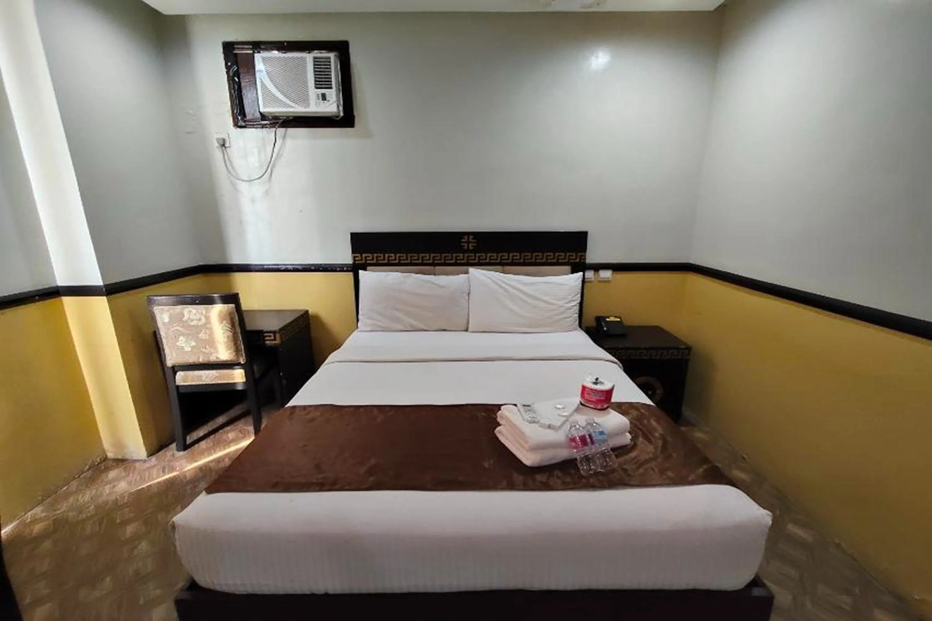 Bedroom, Bed in Manila Crown Palace Hotel