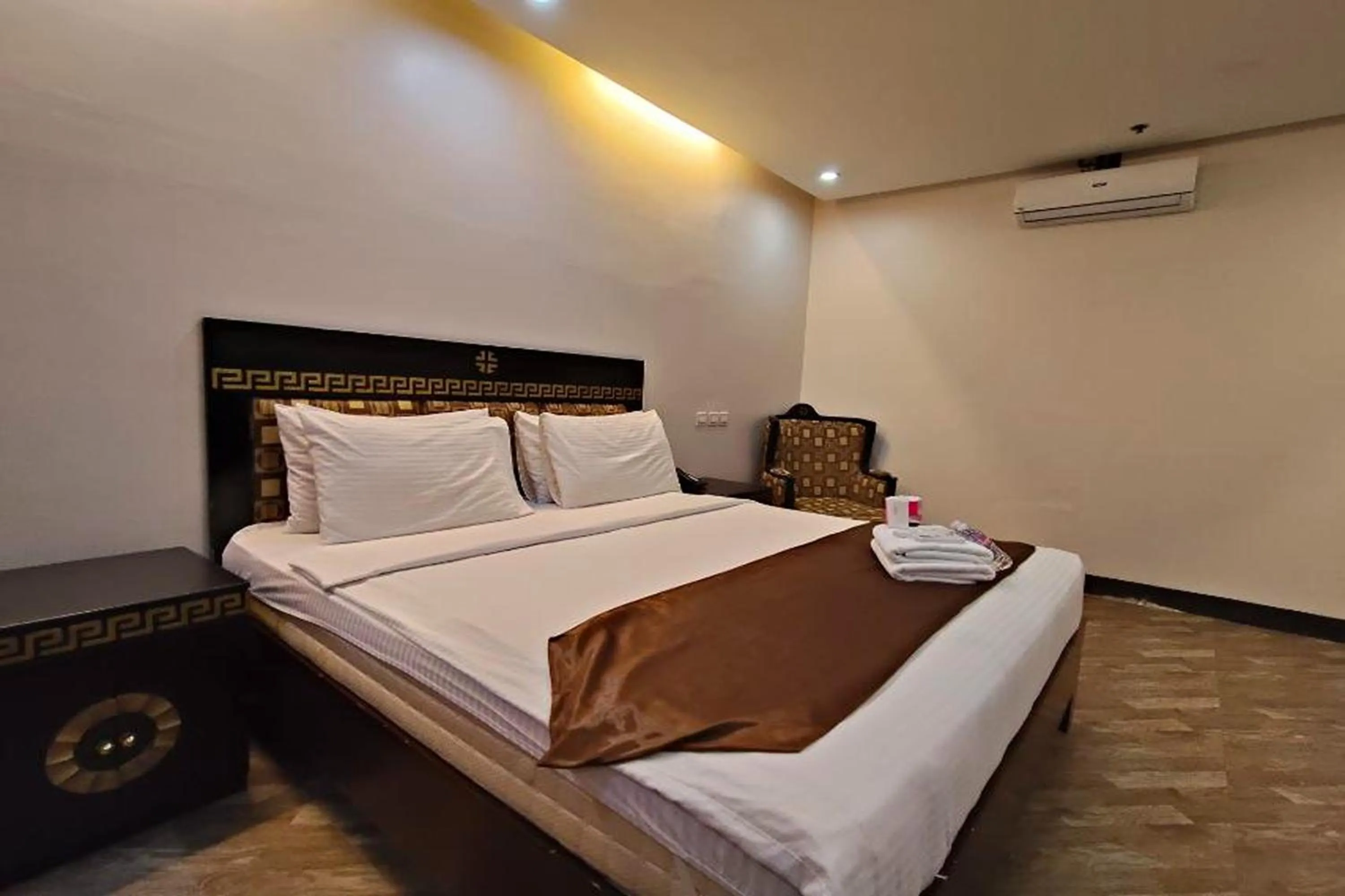 Photo of the whole room, Bed in Manila Crown Palace Hotel