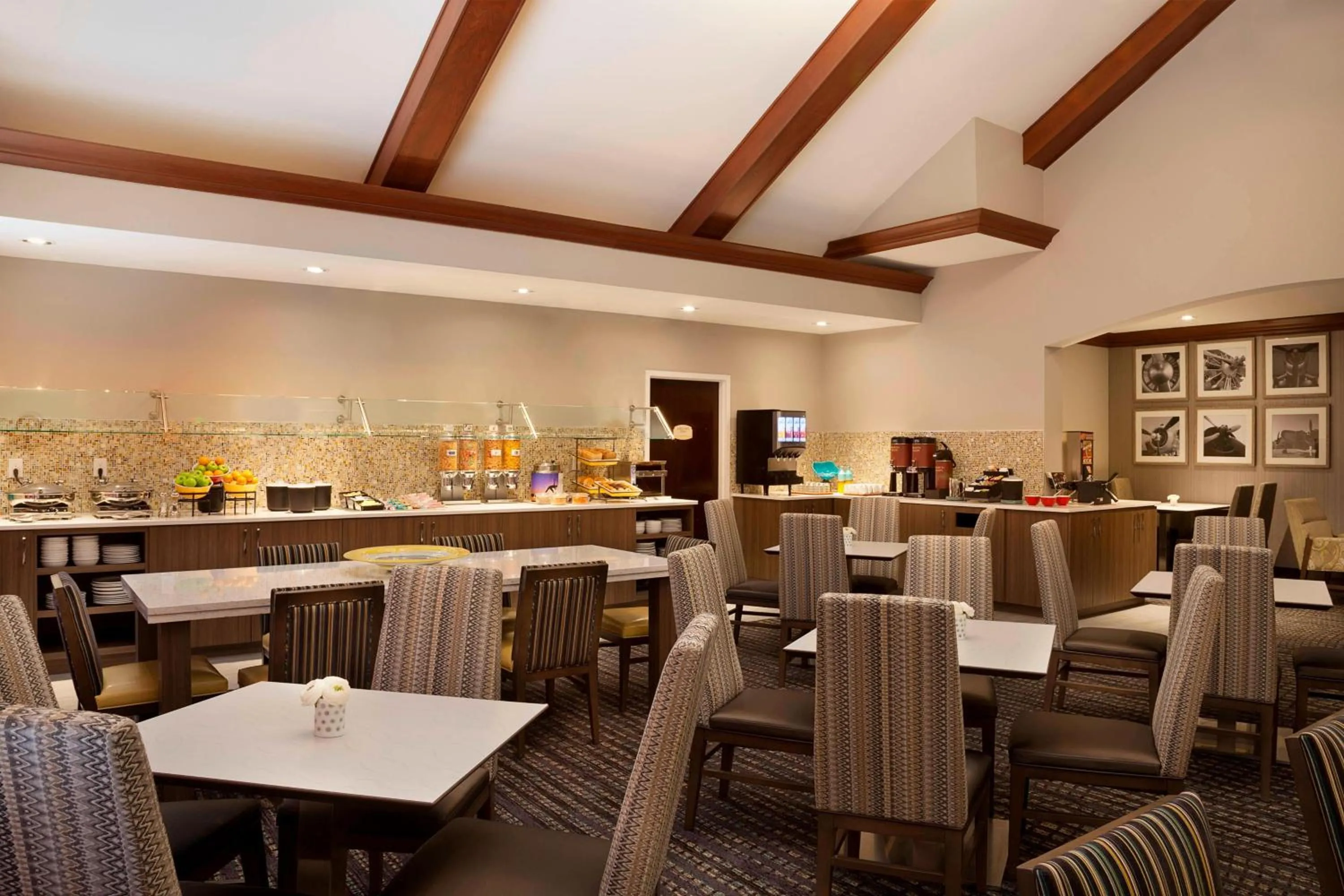 Restaurant/places to eat in Residence Inn by Marriott Toronto Airport