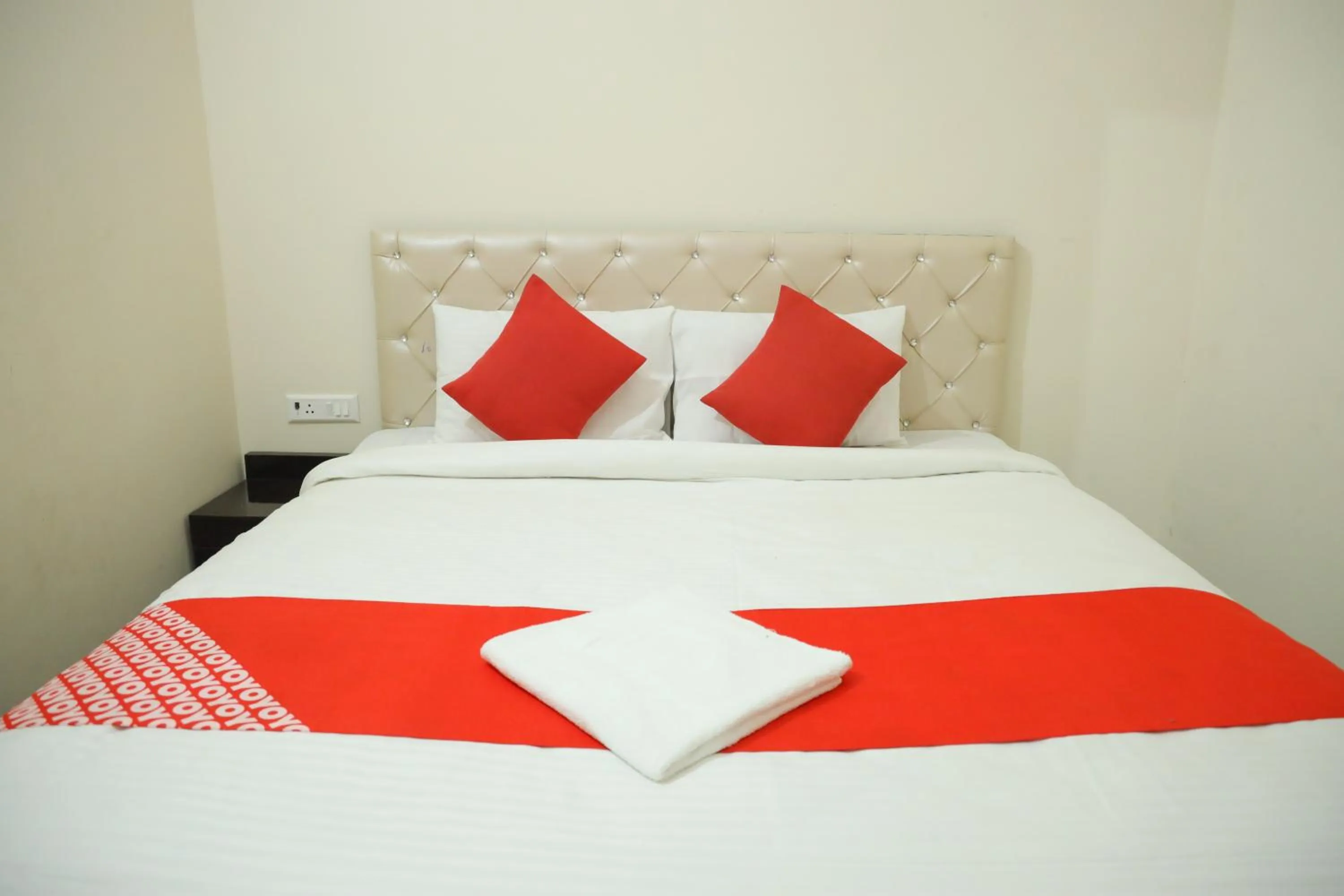 Bedroom, Bed in Hotel O Hmi International