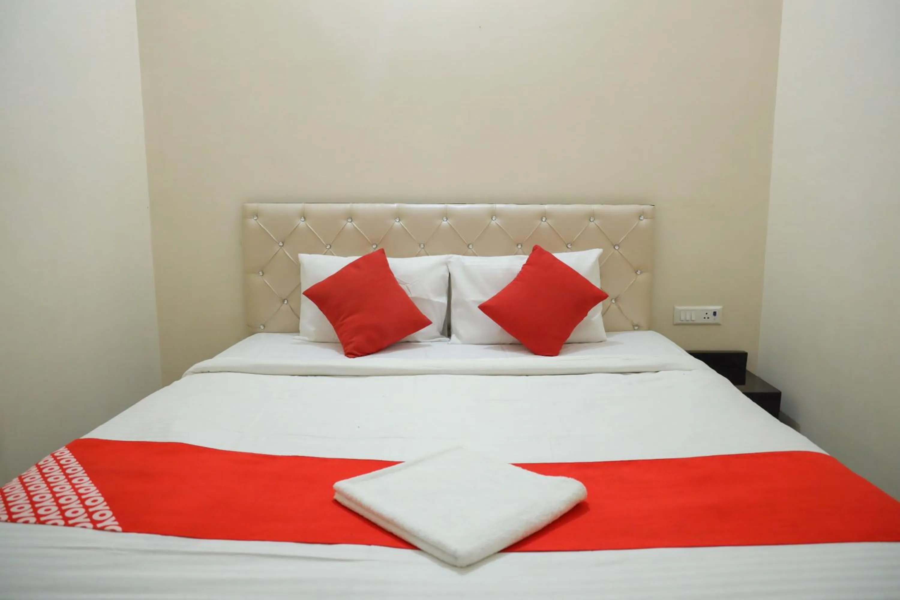 Bedroom, Bed in Hotel O Hmi International