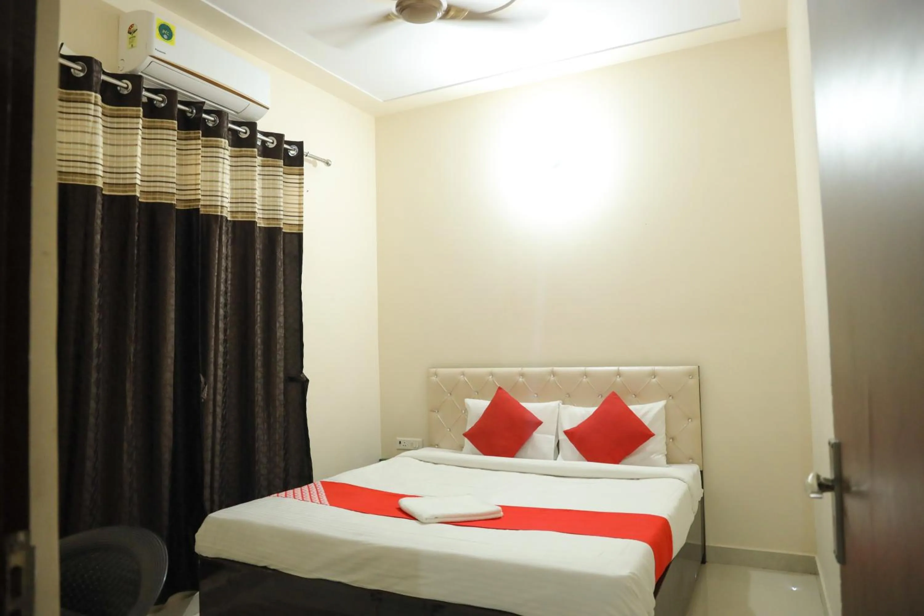 Bedroom, Bed in Hotel O Hmi International