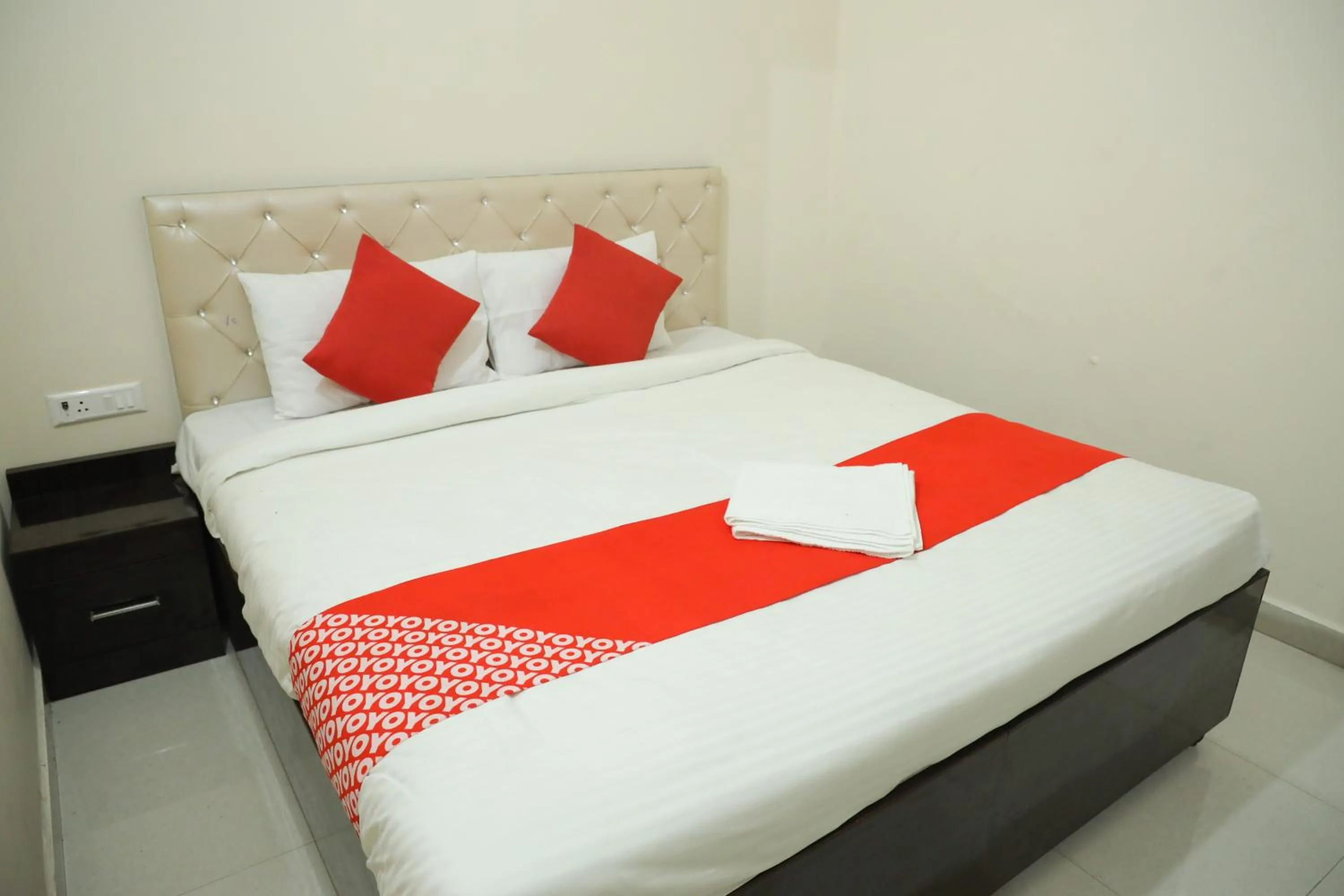 Bedroom, Bed in Hotel O Hmi International