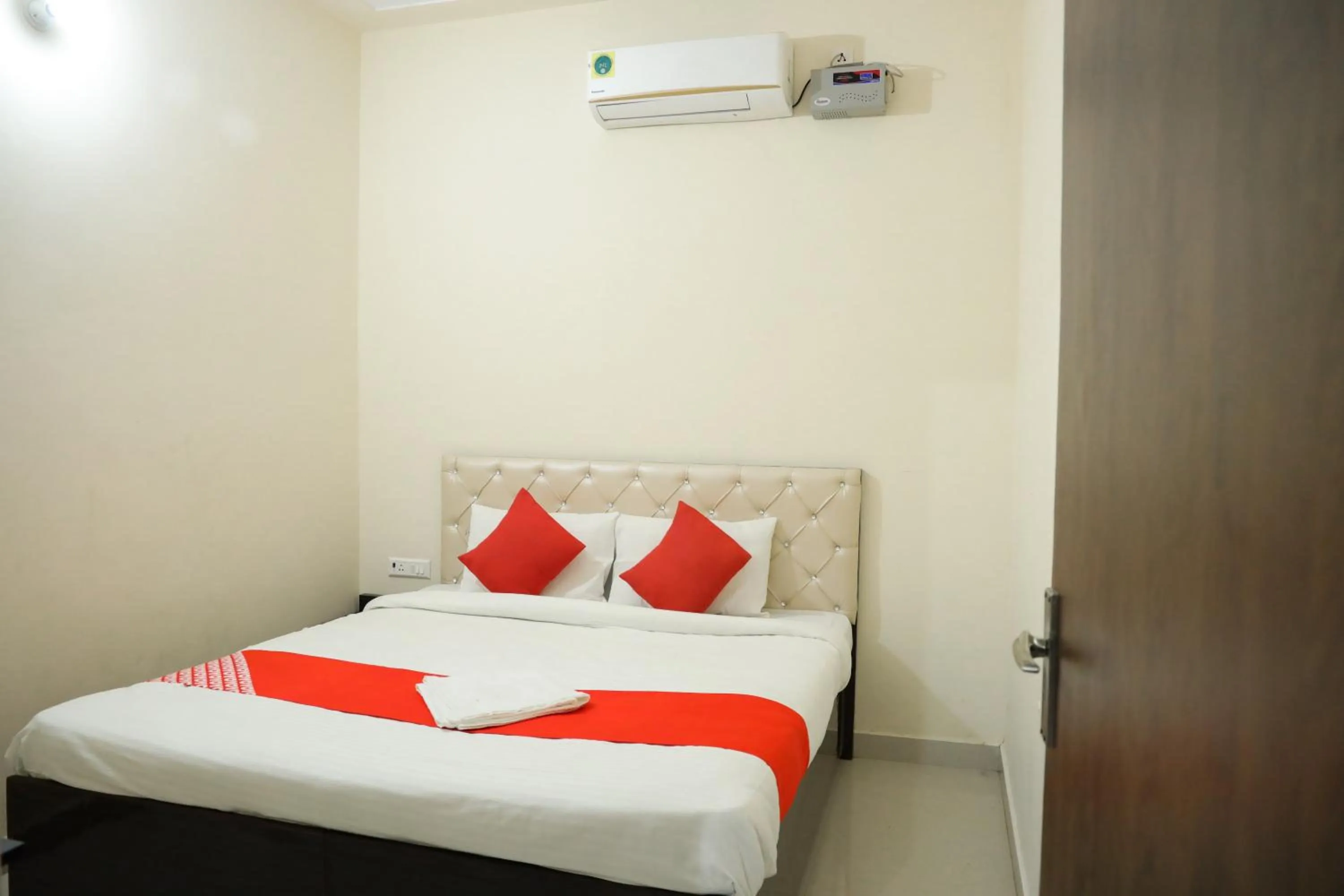 Lobby or reception, Bed in Hotel O Hmi International