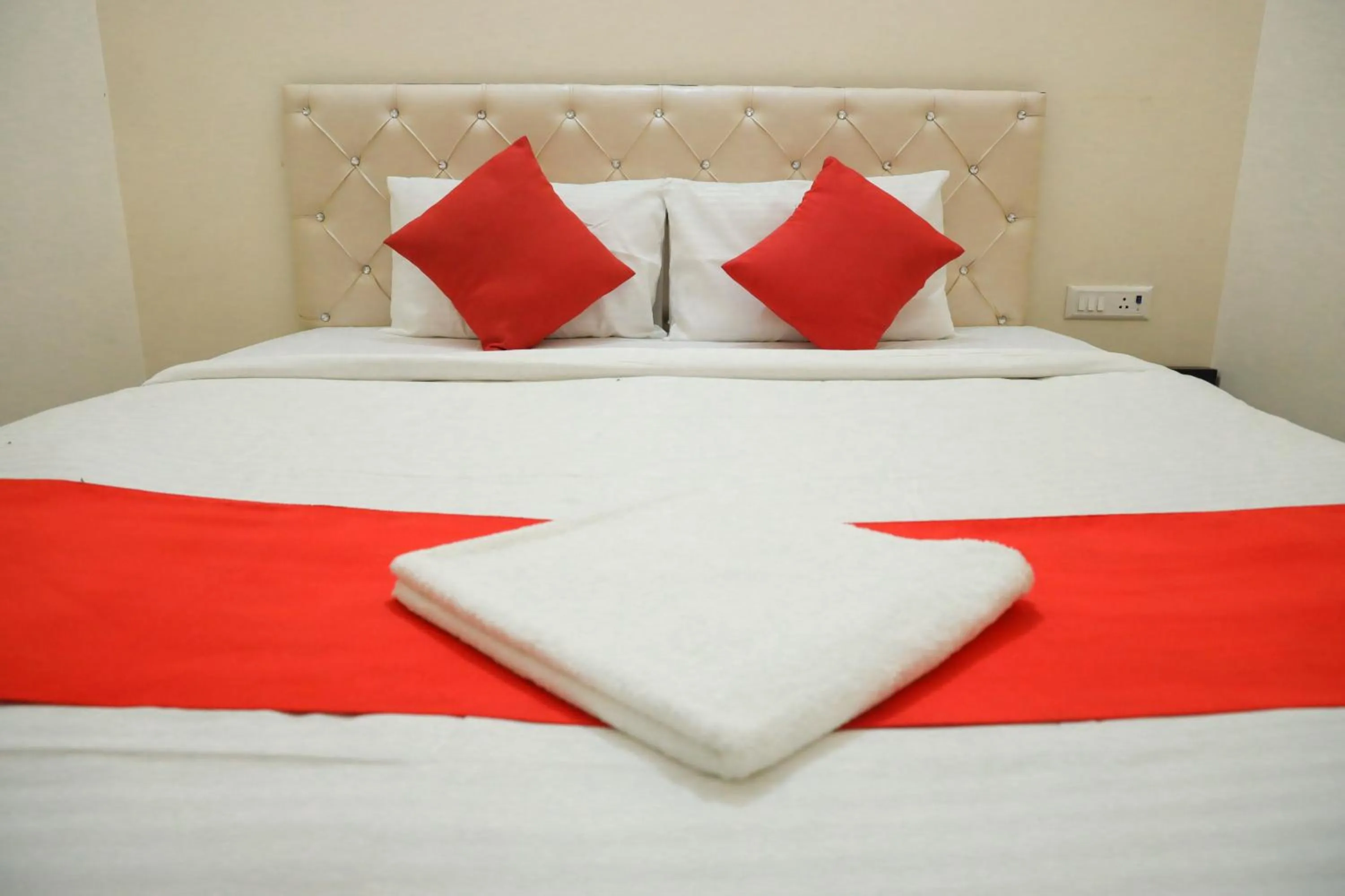 Bedroom, Bed in Hotel O Hmi International