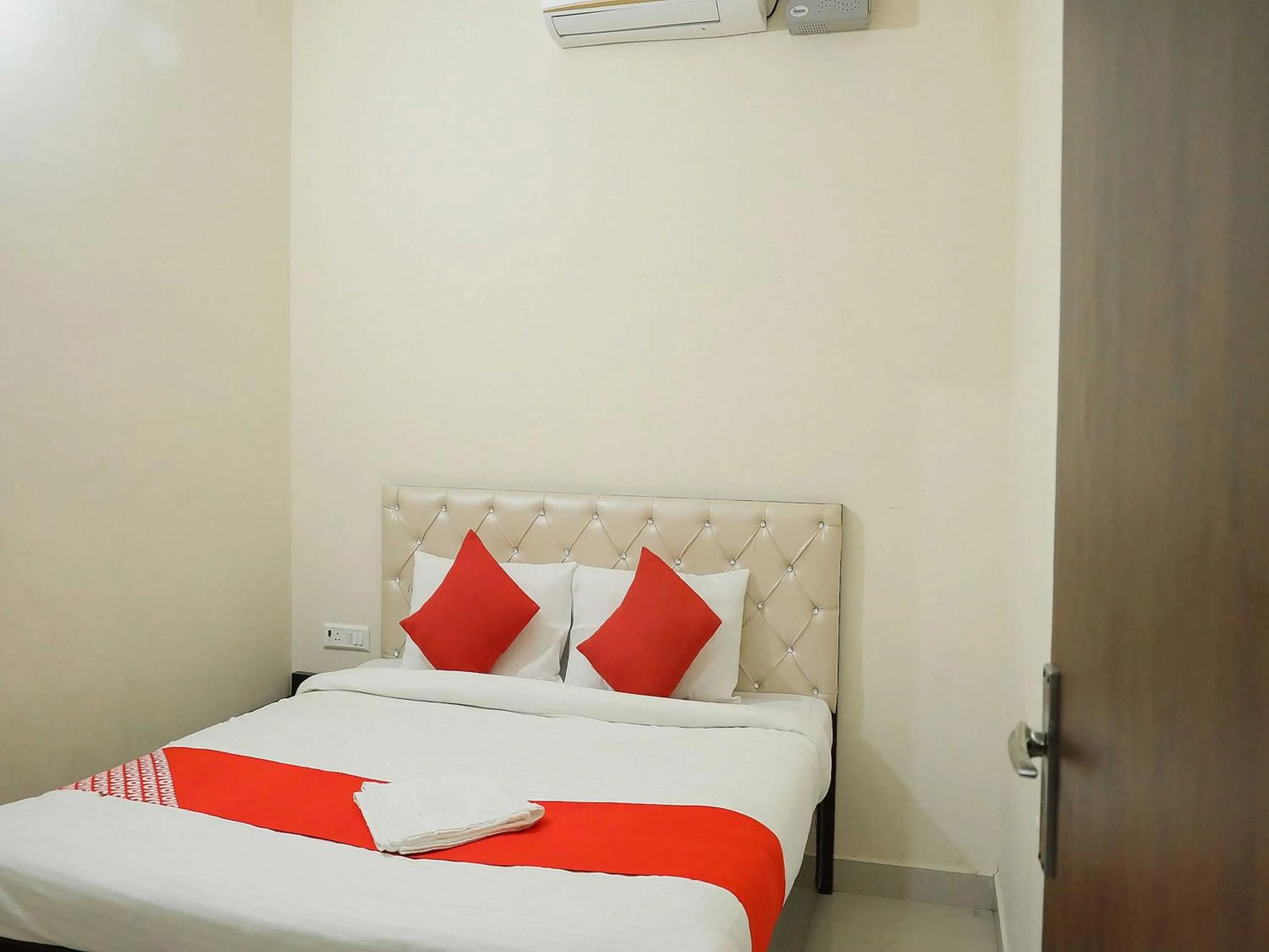 Bedroom, Bed in Hotel O Hmi International