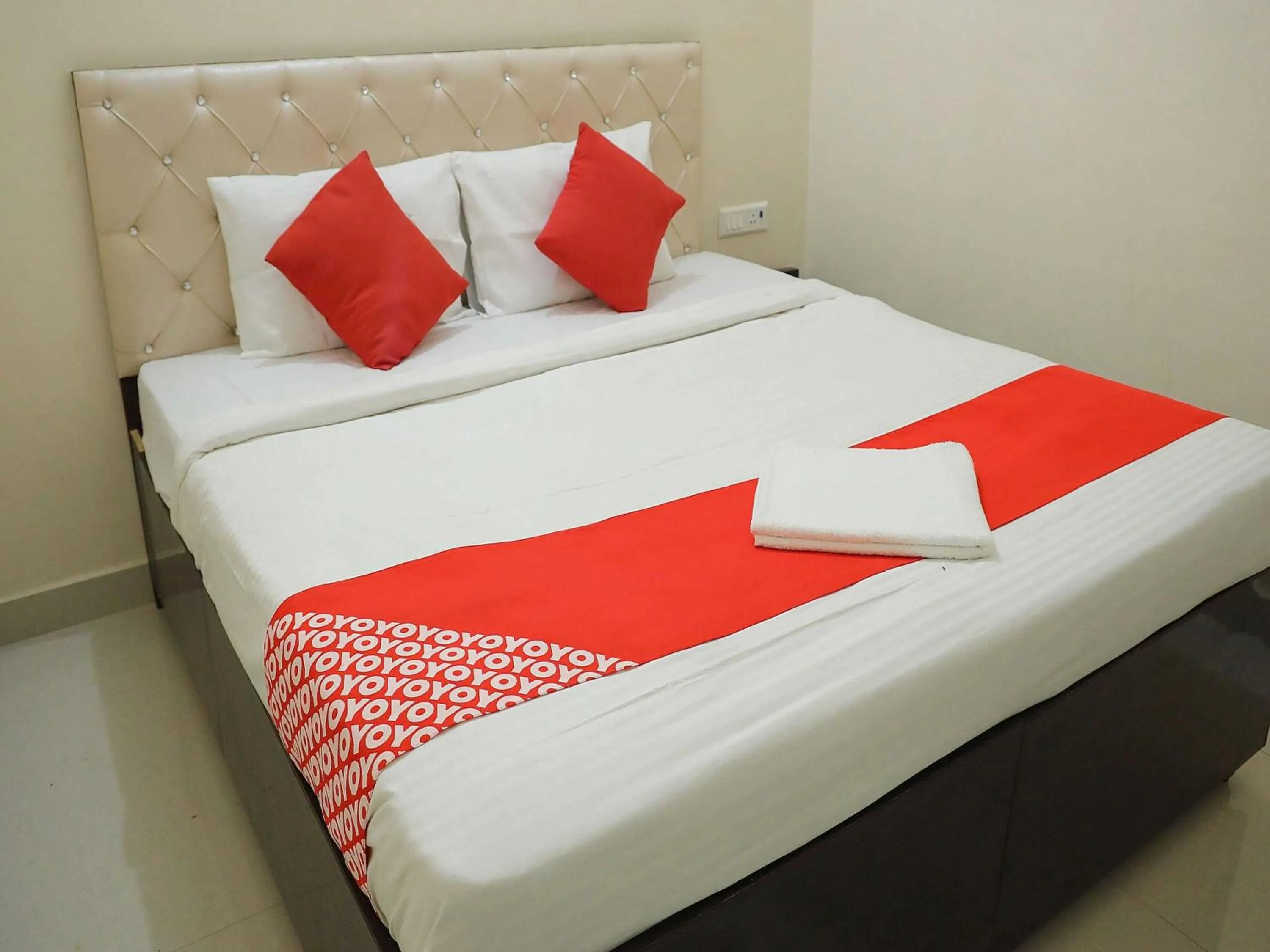 Bedroom, Bed in Hotel O Hmi International