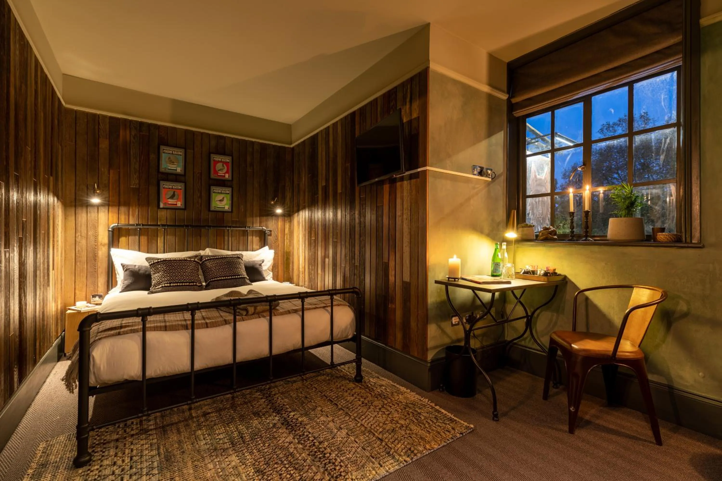 Photo of the whole room, Bed in The Wolfpack Inn