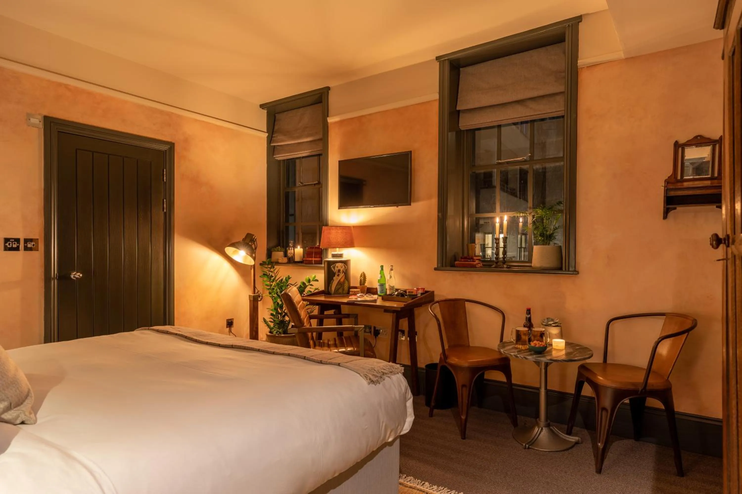 Photo of the whole room, Bed in The Wolfpack Inn