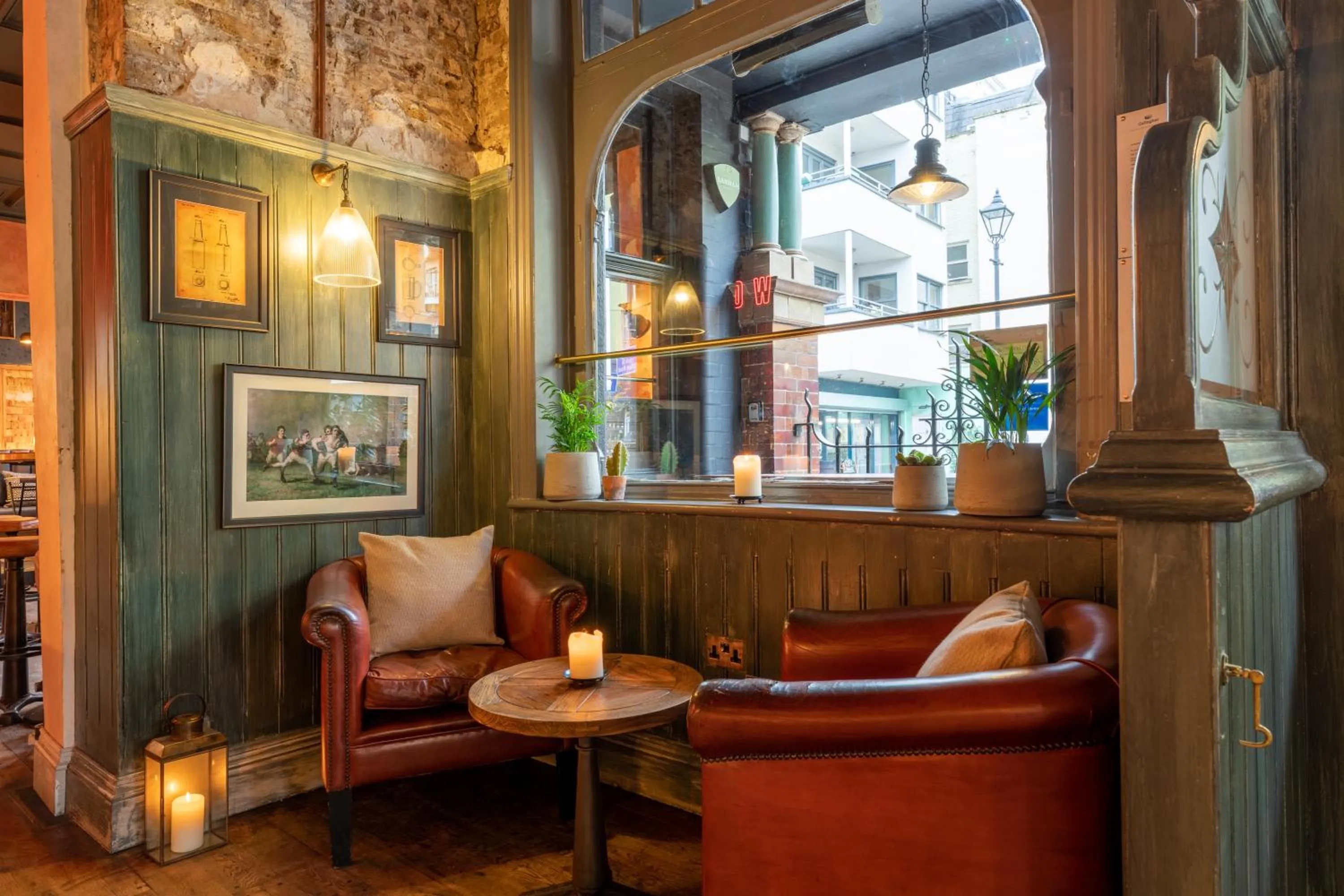 Lounge or bar in The Wolfpack Inn