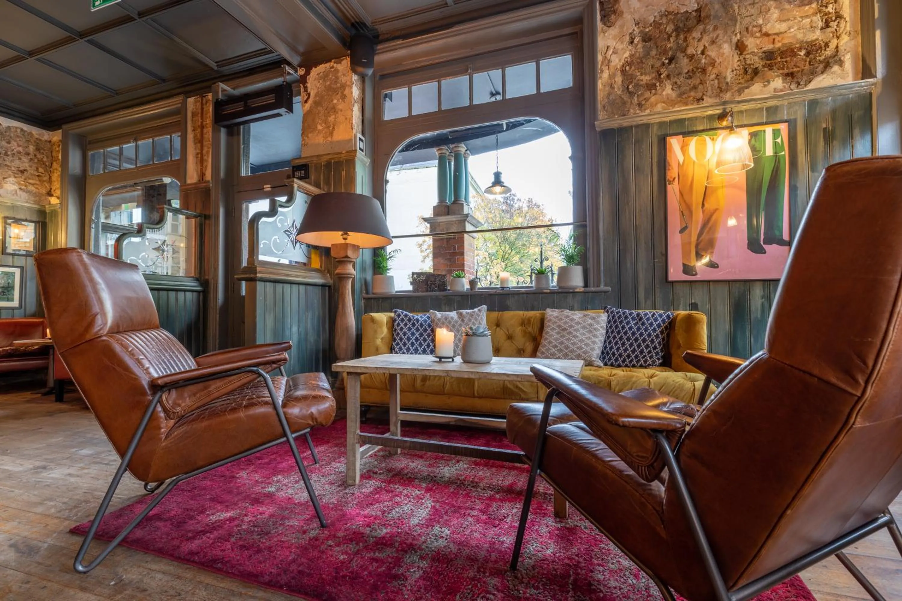 Lounge or bar in The Wolfpack Inn