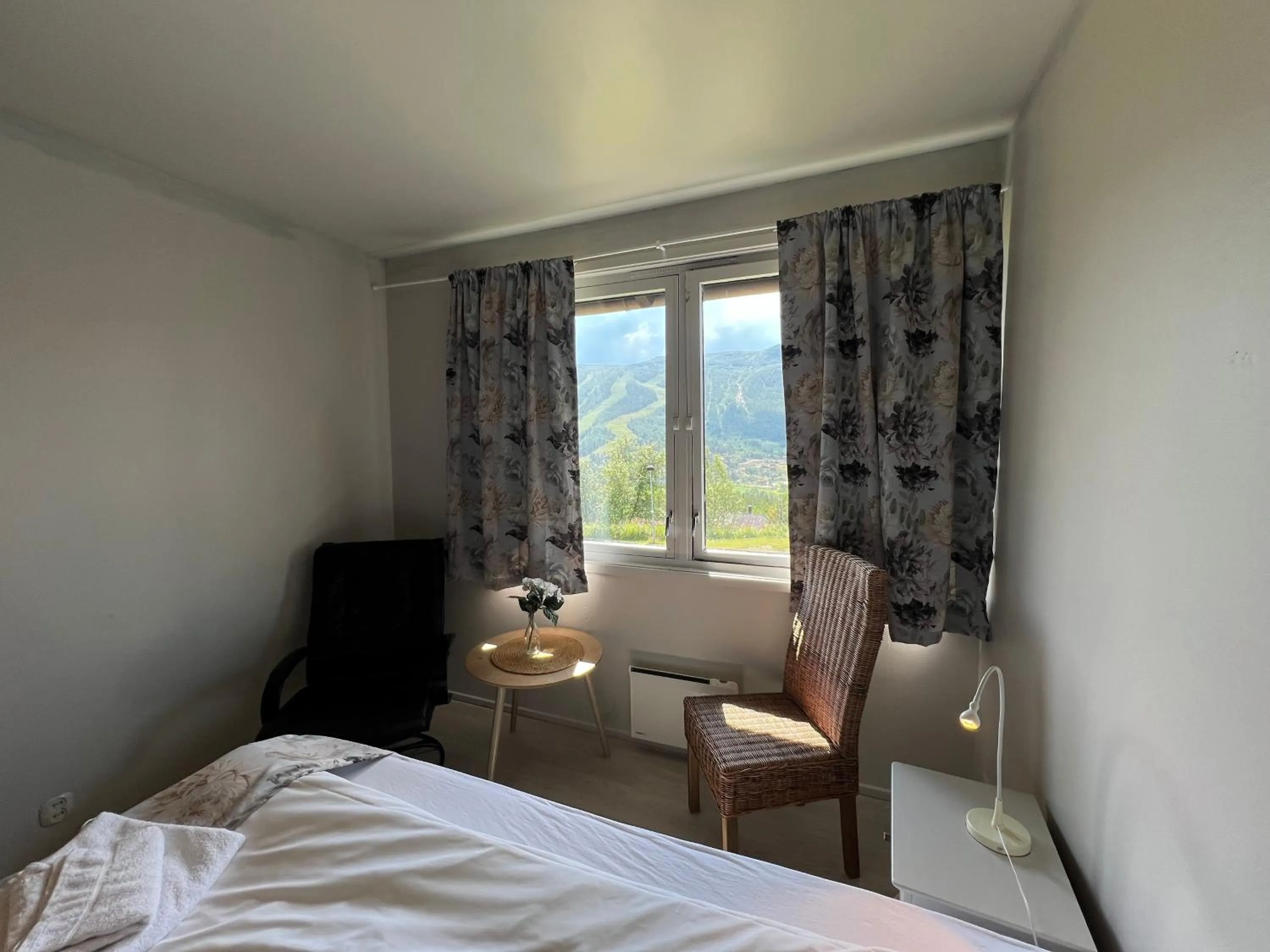 Seating area, Bed in Hallingskarvet Fjellstue as