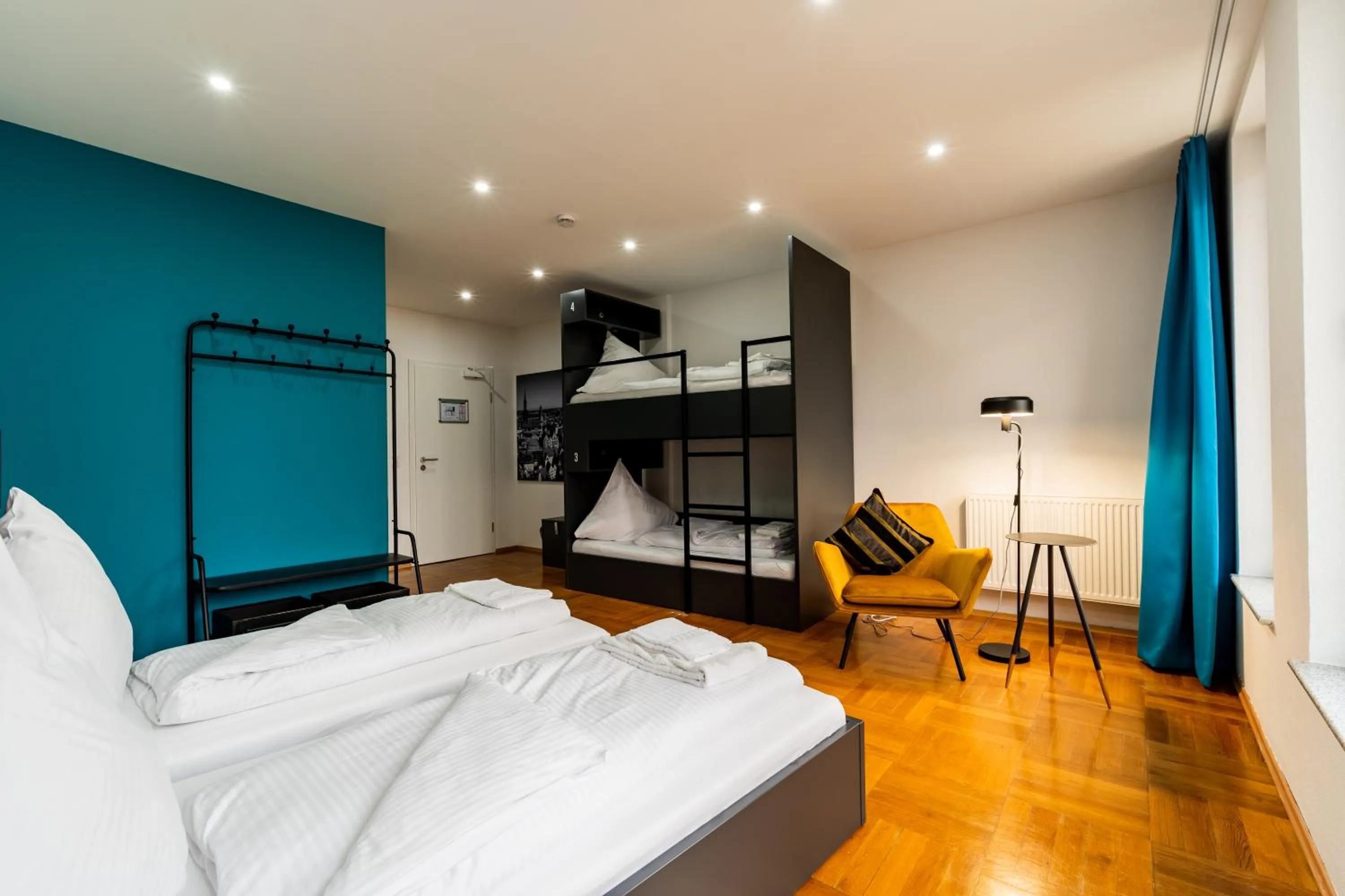 Photo of the whole room, Bed in Henriettas Sleeping