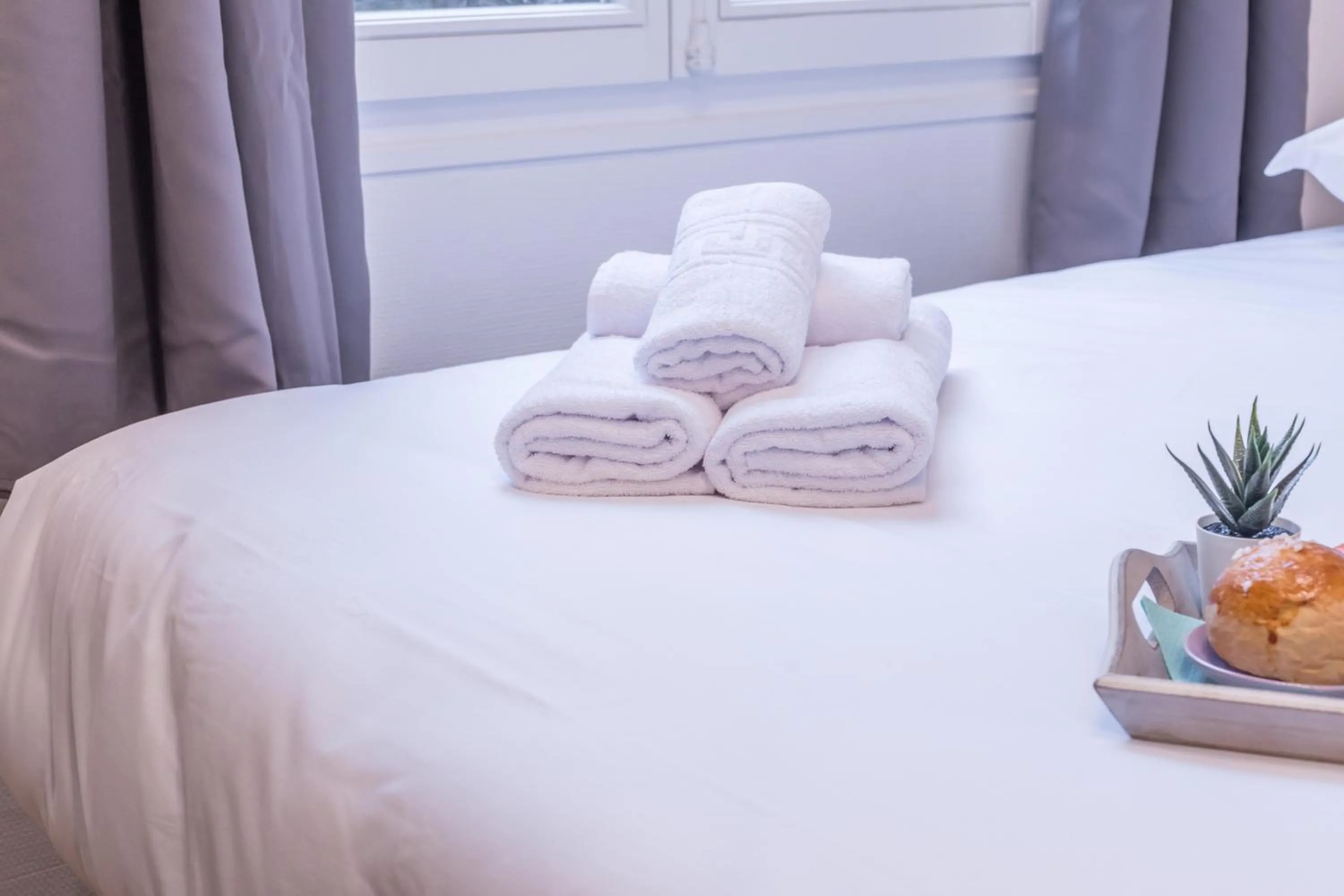 towels, Bed in WS Champs-Elysées - Colomb