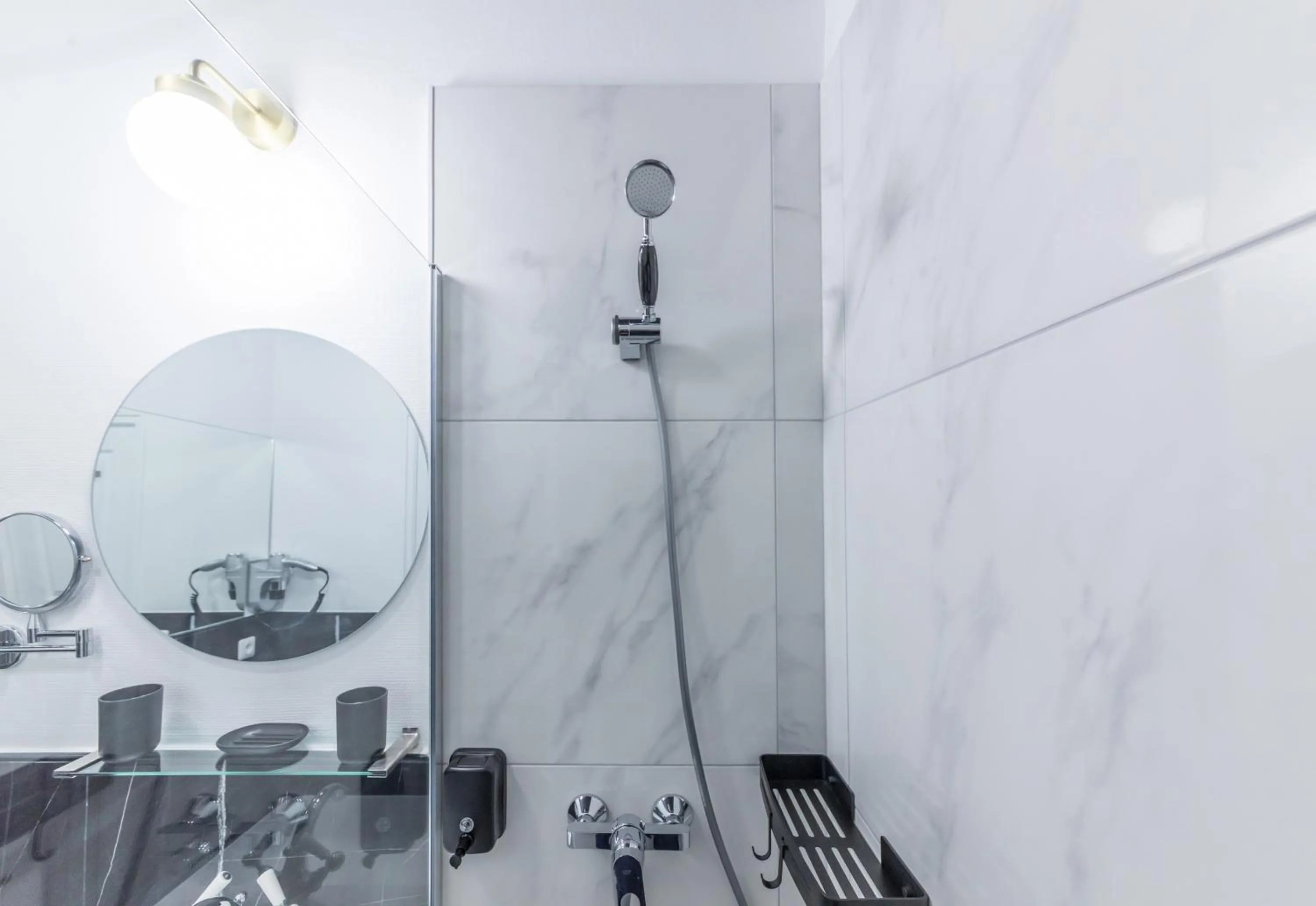 Shower in WS Champs-Elysées - Colomb