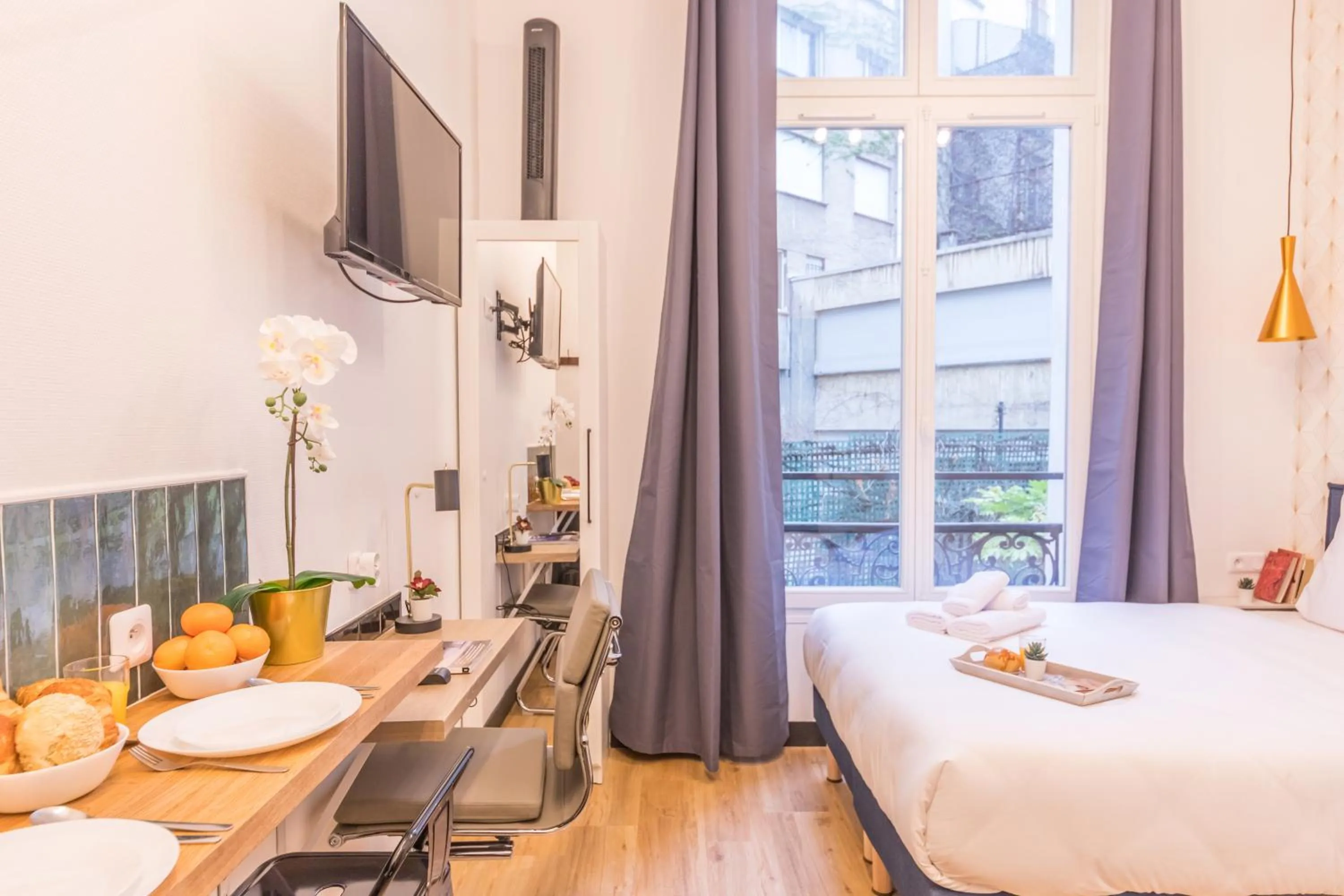 Photo of the whole room, Bed in WS Champs-Elysées - Colomb