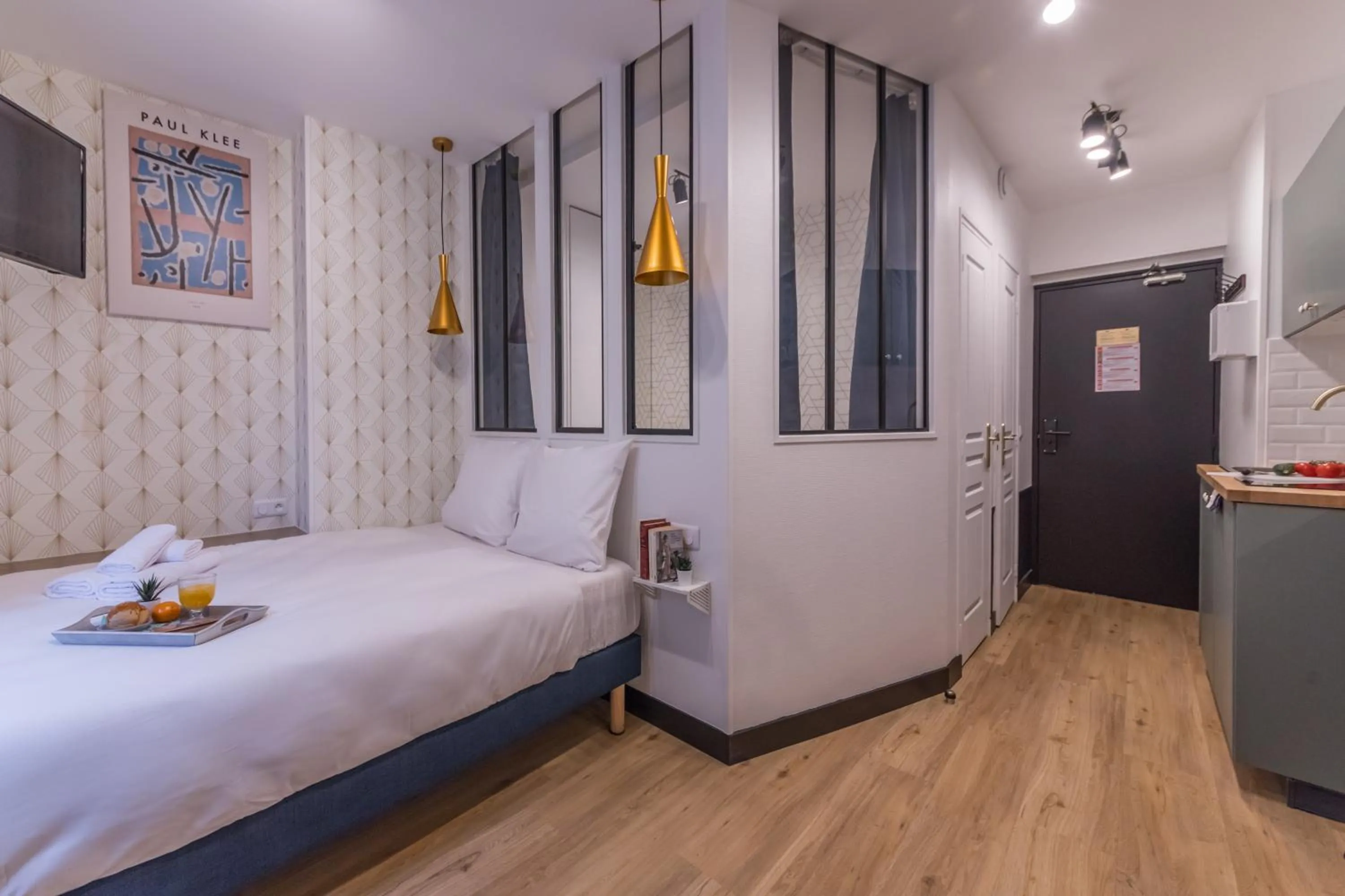 Photo of the whole room, Bed in WS Champs-Elysées - Colomb