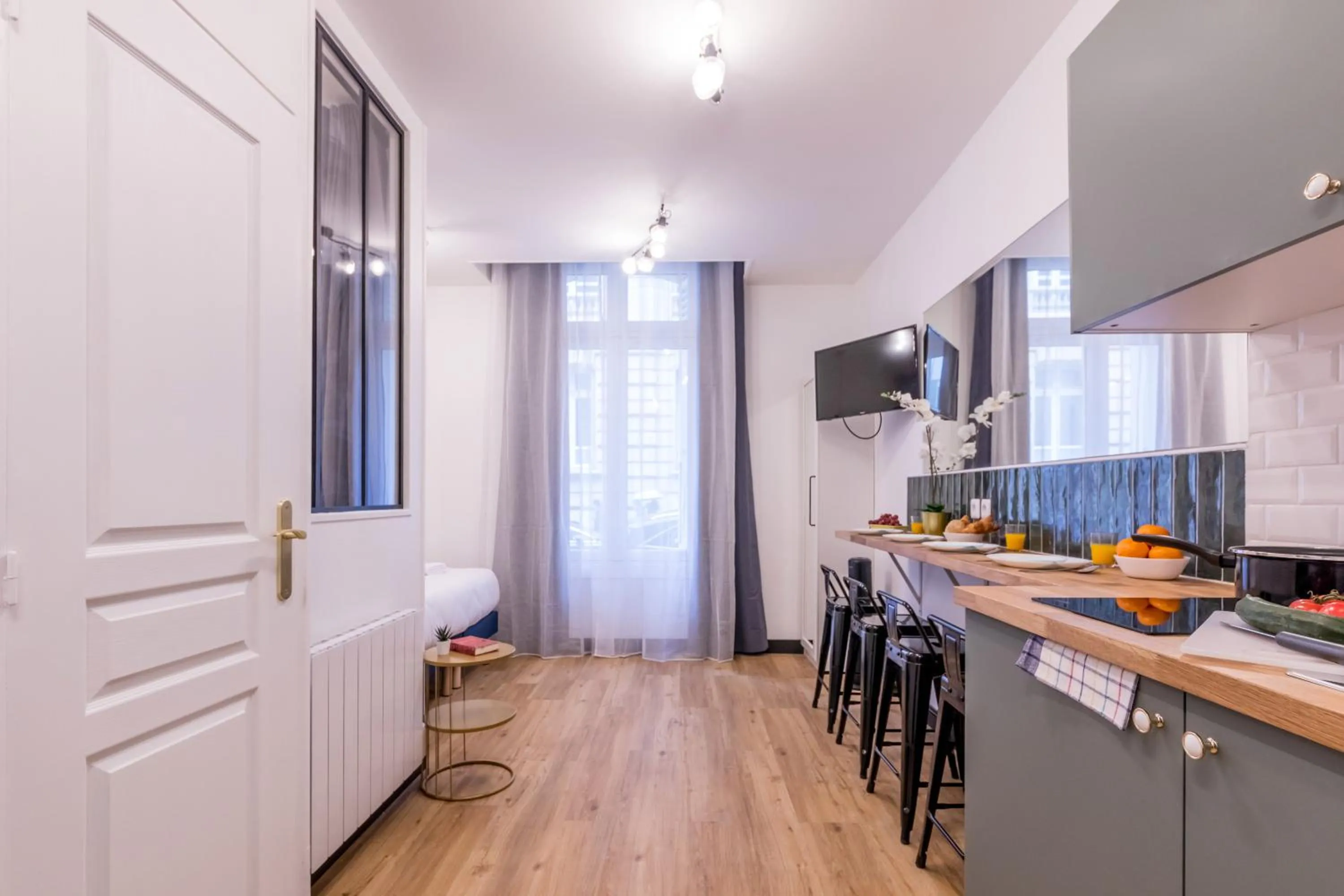 TV and multimedia in WS Champs-Elysées - Colomb