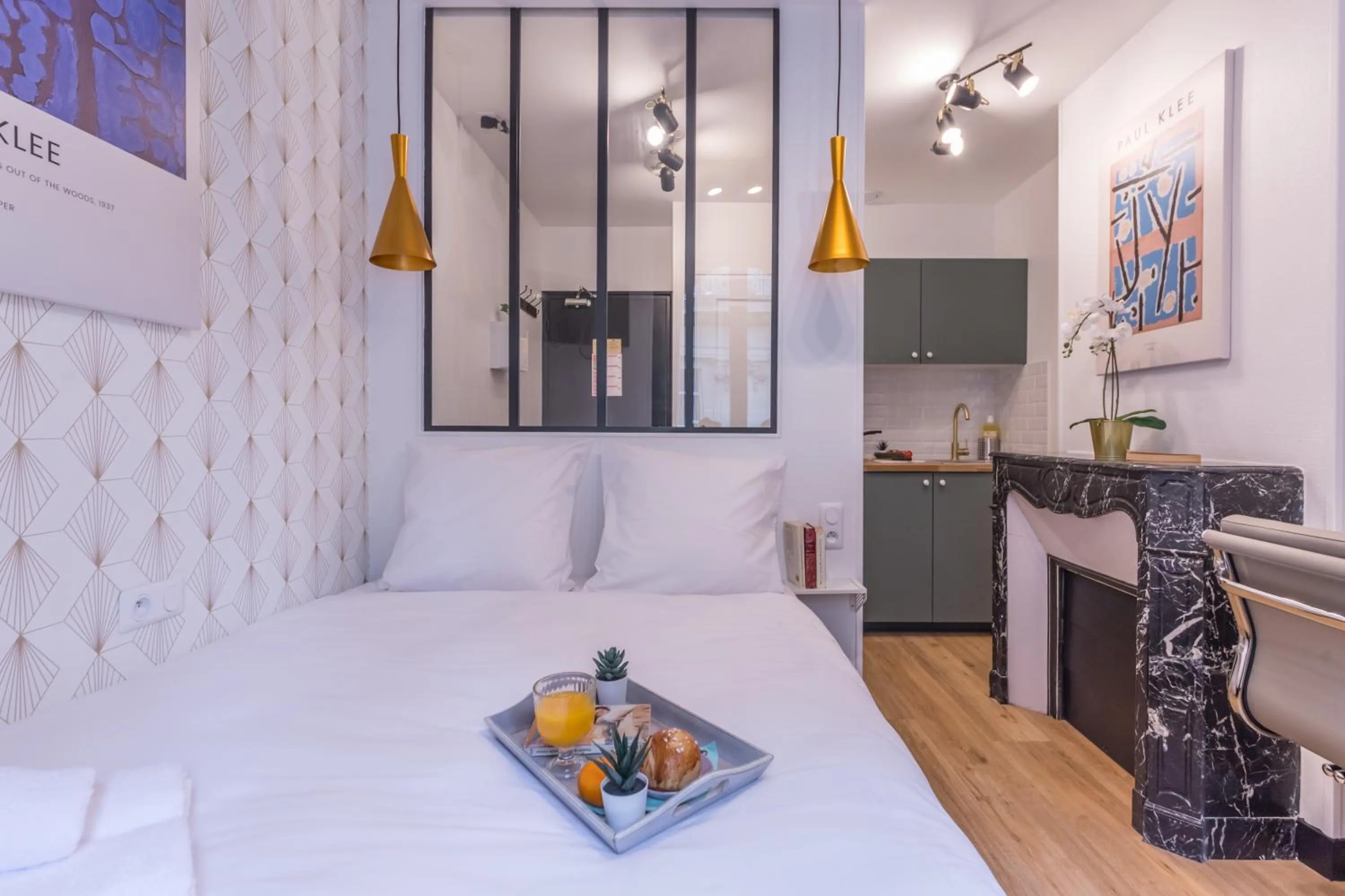 Photo of the whole room, Bed in WS Champs-Elysées - Colomb