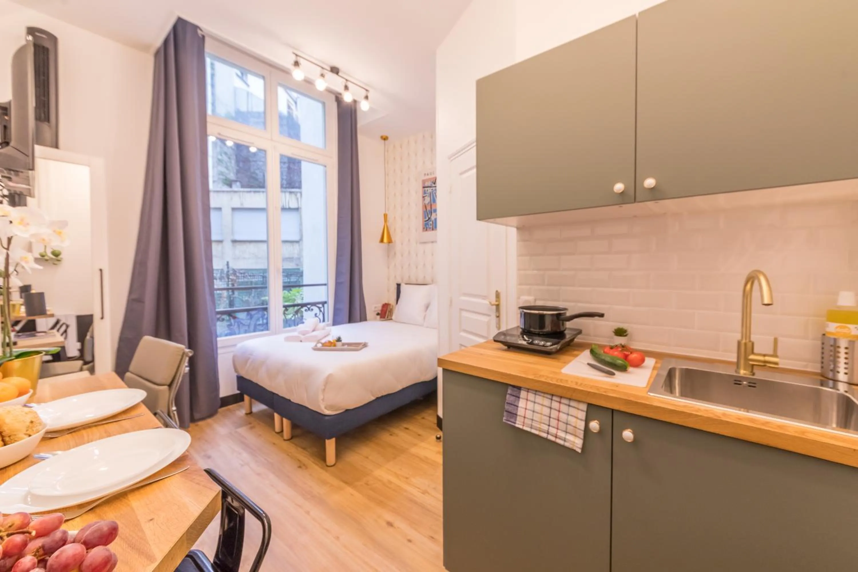 Photo of the whole room, Bed in WS Champs-Elysées - Colomb