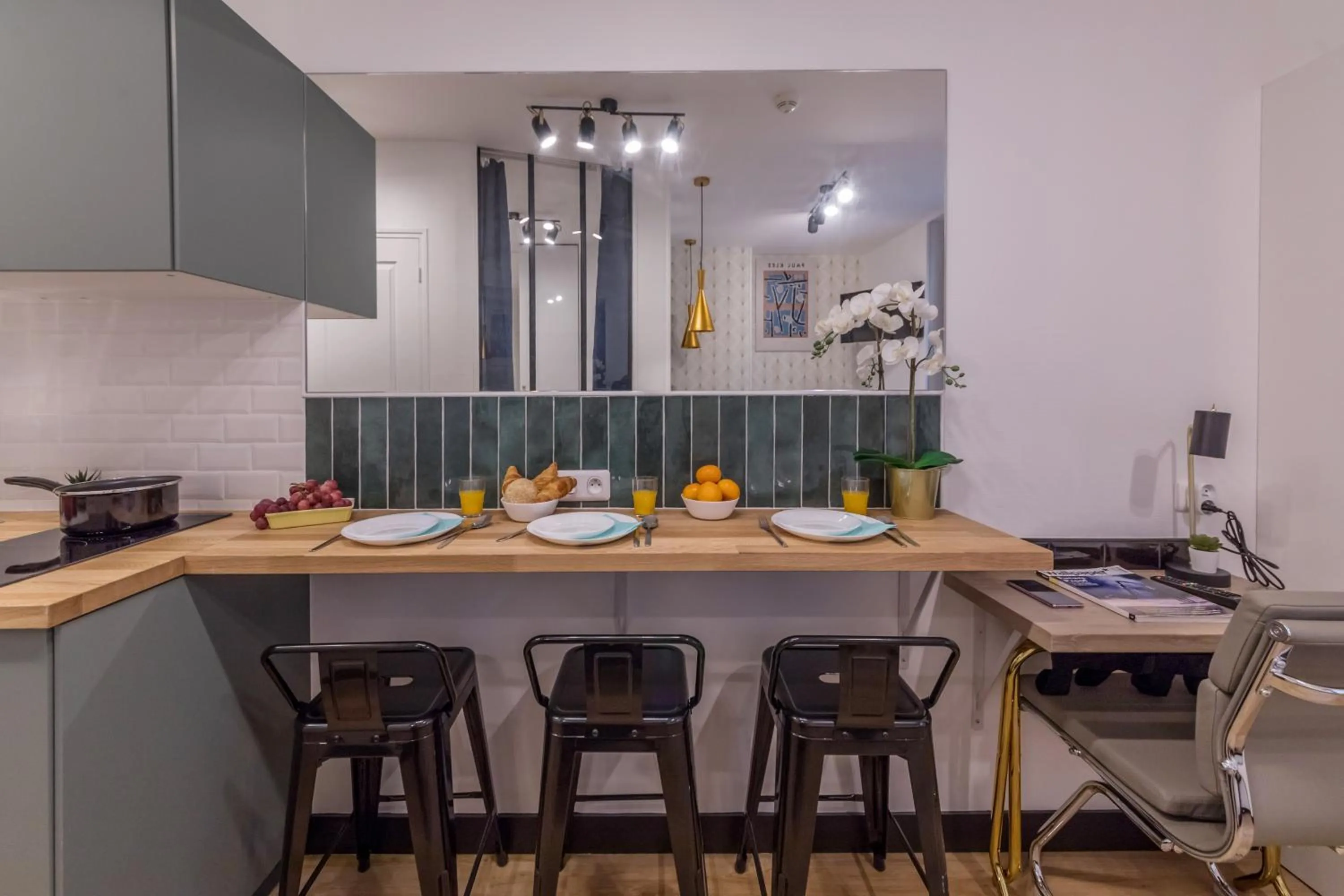 Dining area in WS Champs-Elysées - Colomb