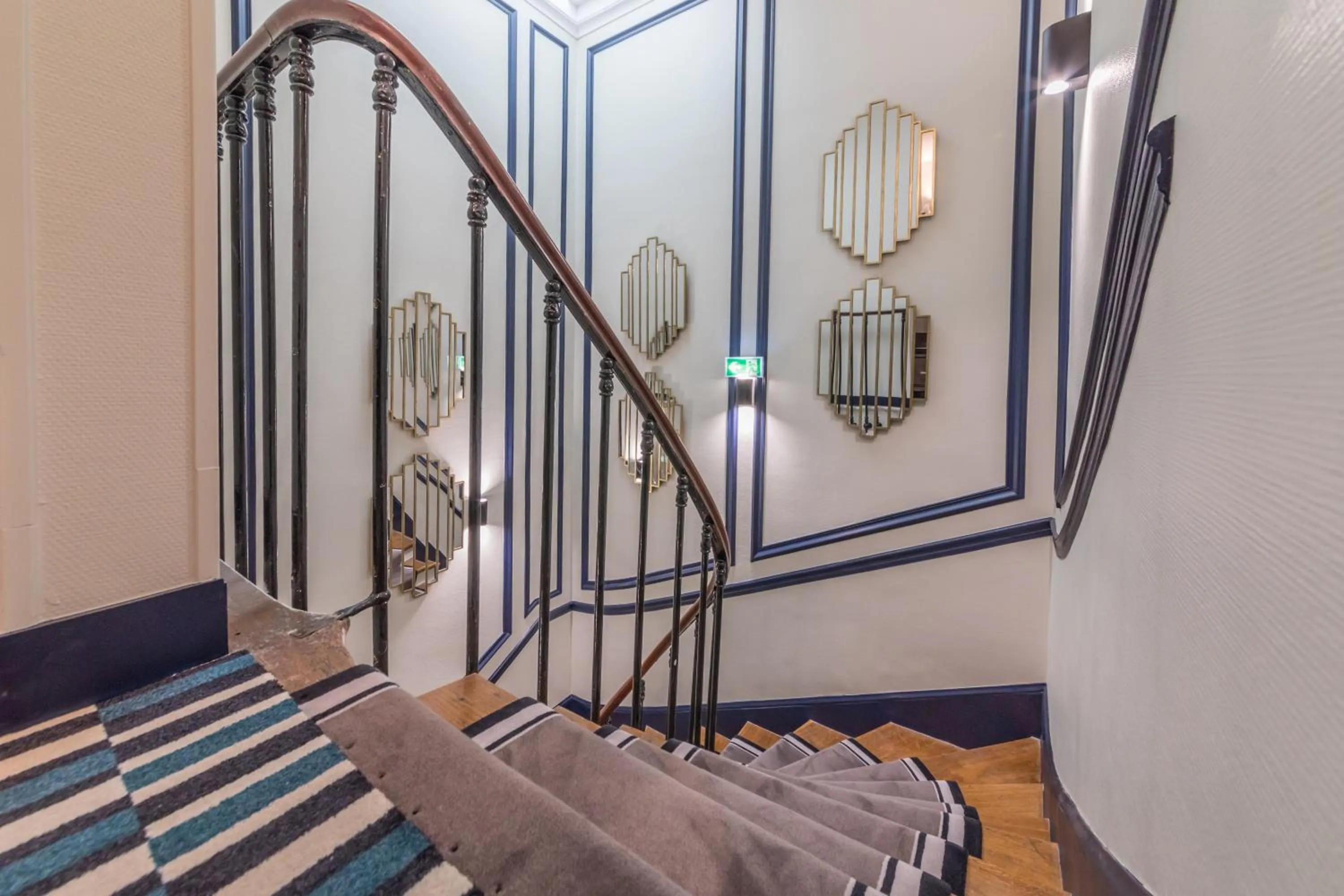 Property building, Bed in WS Champs-Elysées - Colomb