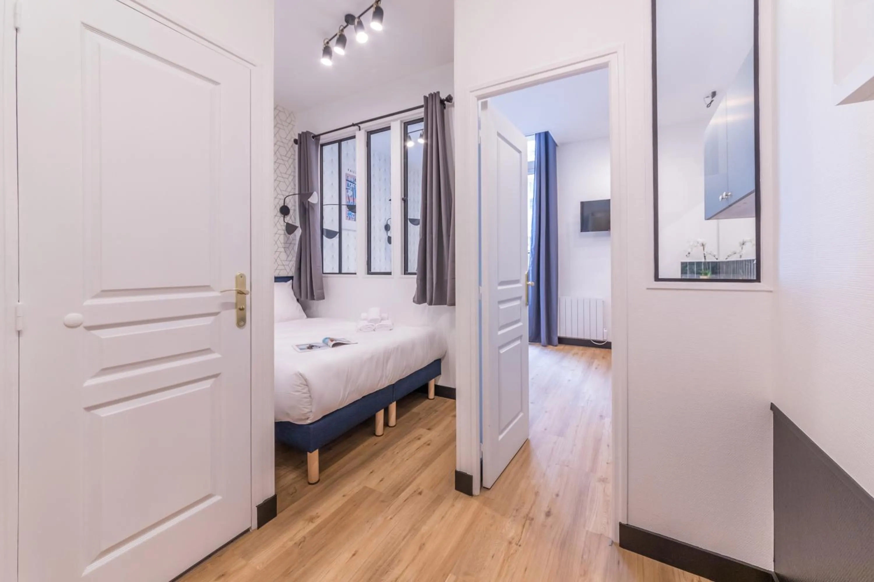 Photo of the whole room, Bed in WS Champs-Elysées - Colomb