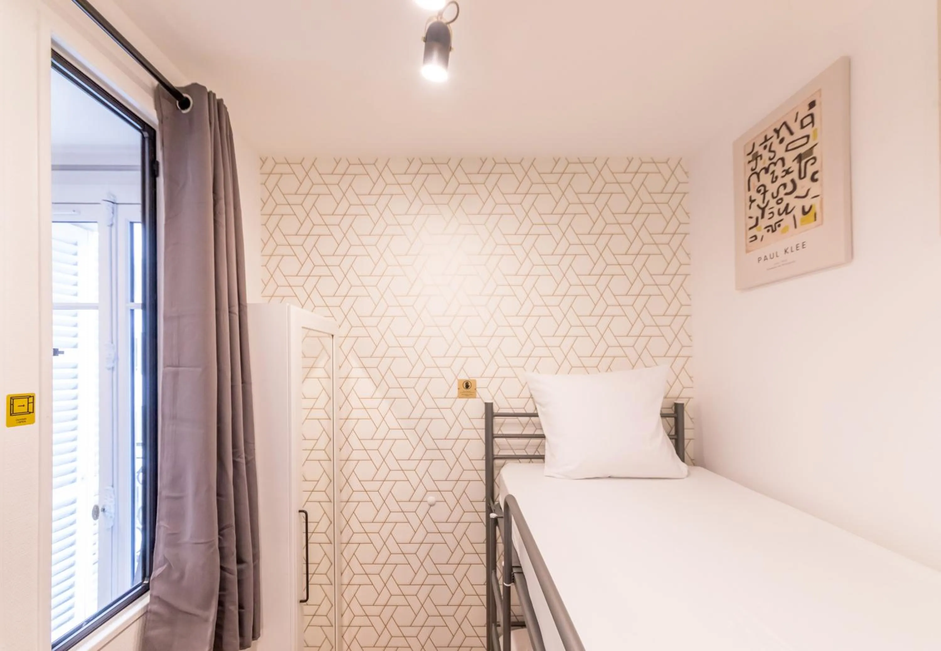 Bed in WS Champs-Elysées - Colomb