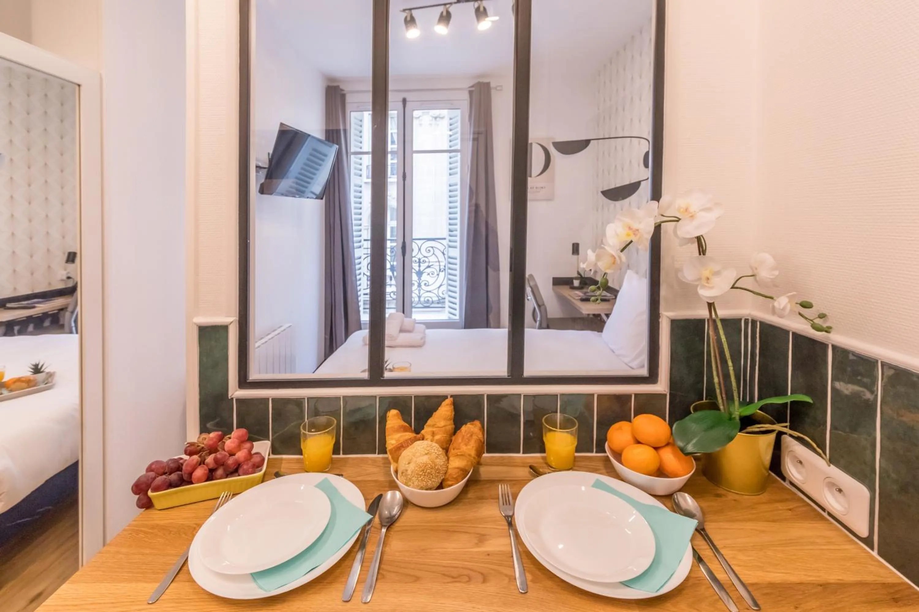 Dining area in WS Champs-Elysées - Colomb