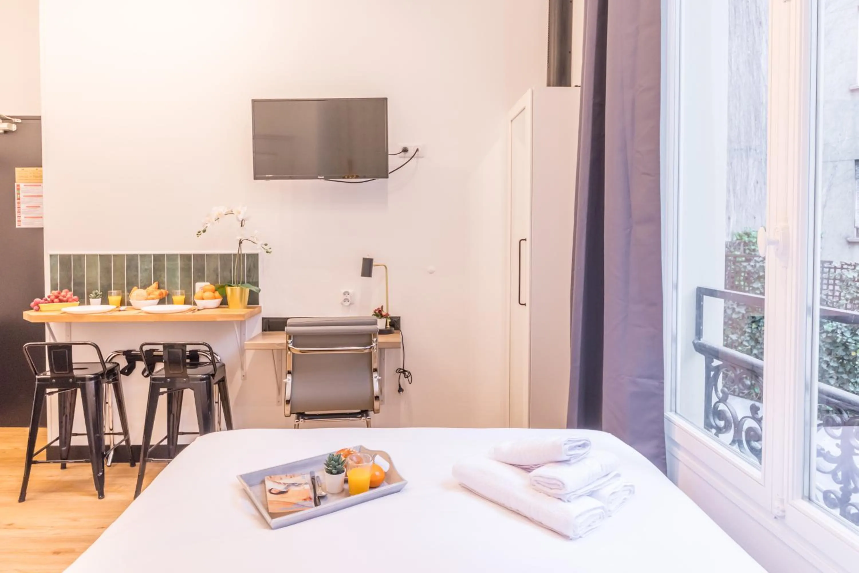 Photo of the whole room, Bed in WS Champs-Elysées - Colomb