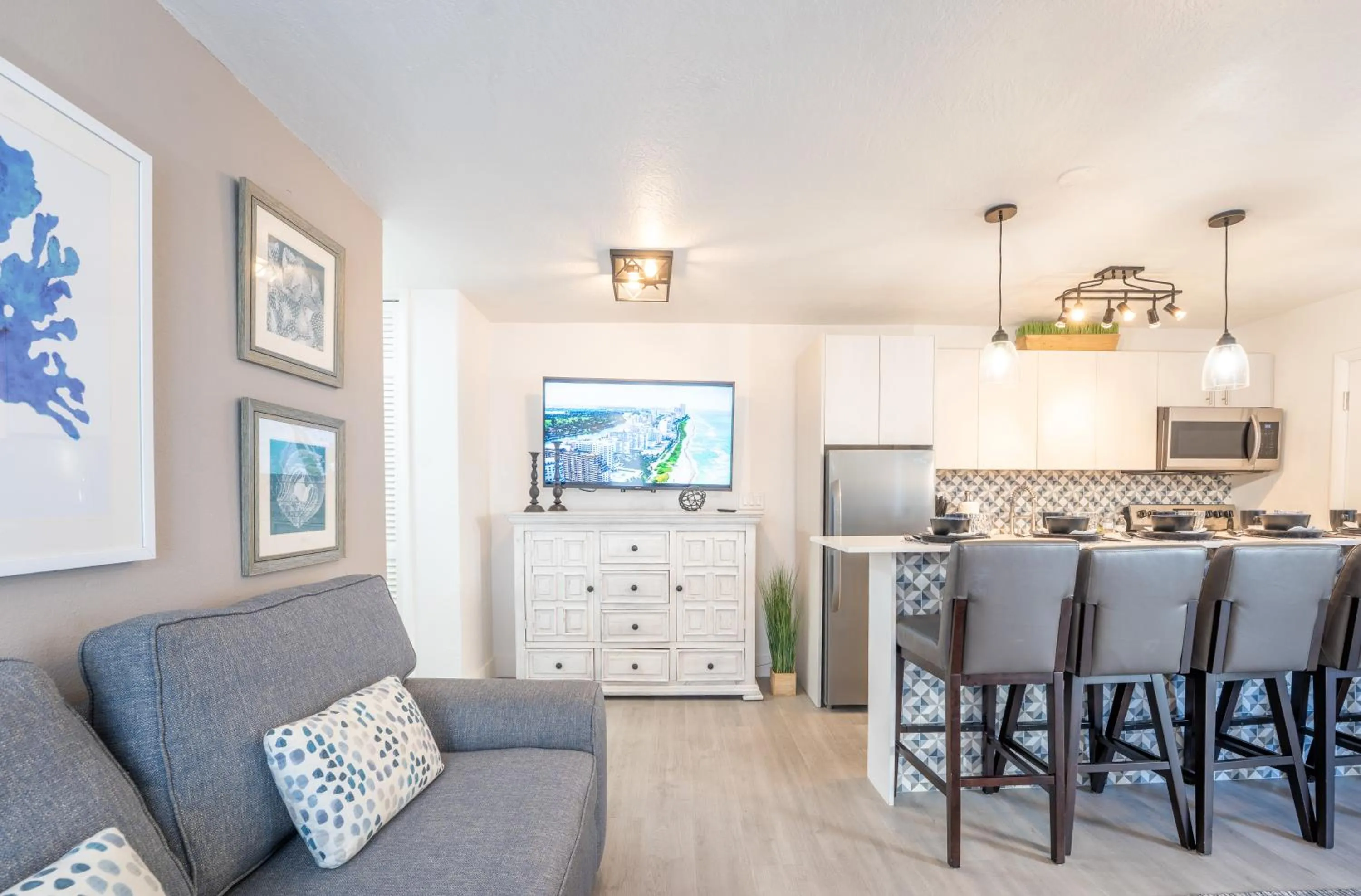 TV and multimedia in PRAIA Hotel Boutique & Apartments Miami Beach