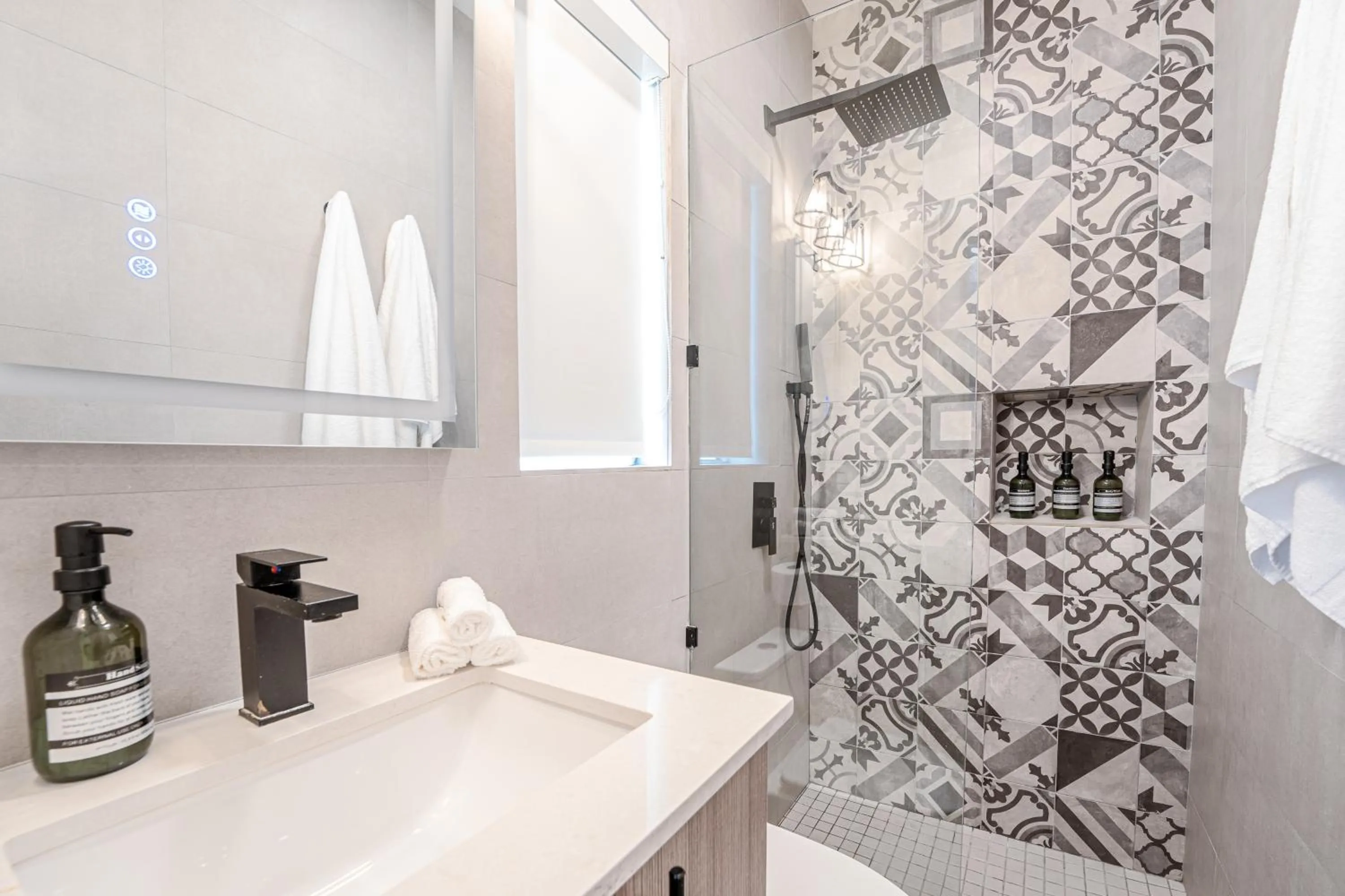 Shower in PRAIA Hotel Boutique & Apartments Miami Beach