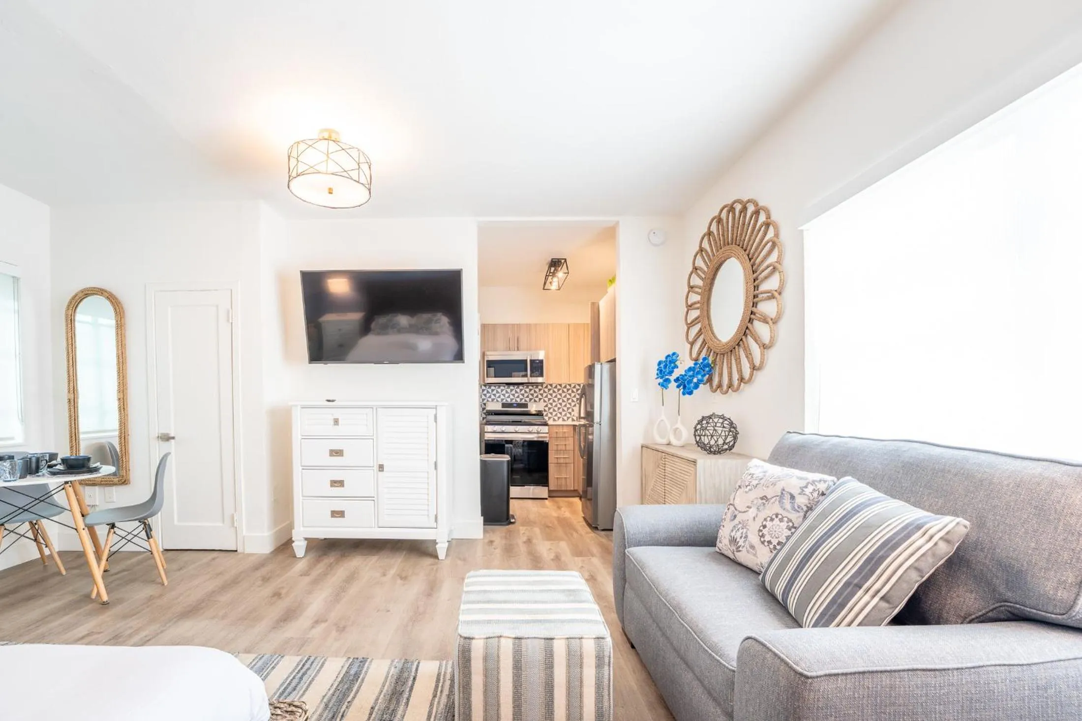 TV and multimedia in PRAIA Hotel Boutique & Apartments Miami Beach