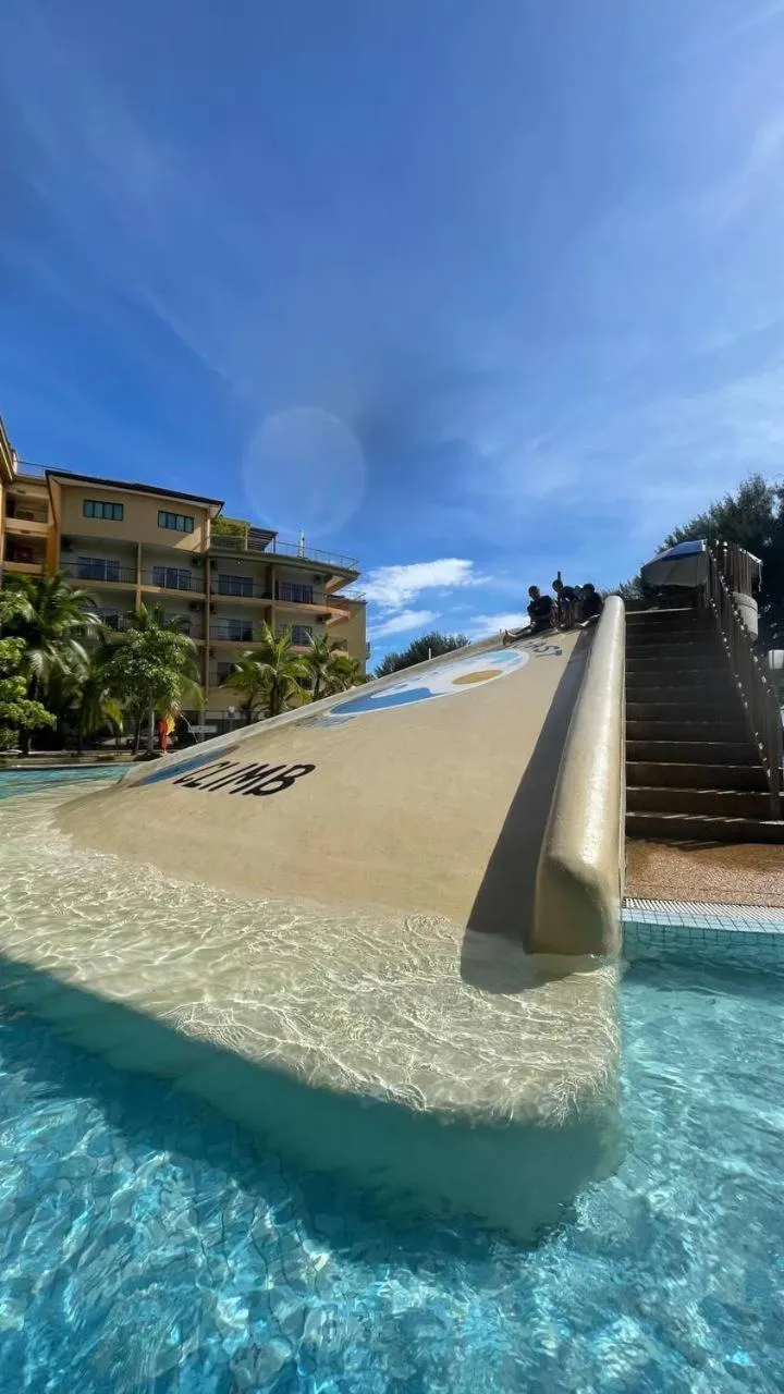 Swimming pool in GOLD COAST MORIB @ 3346