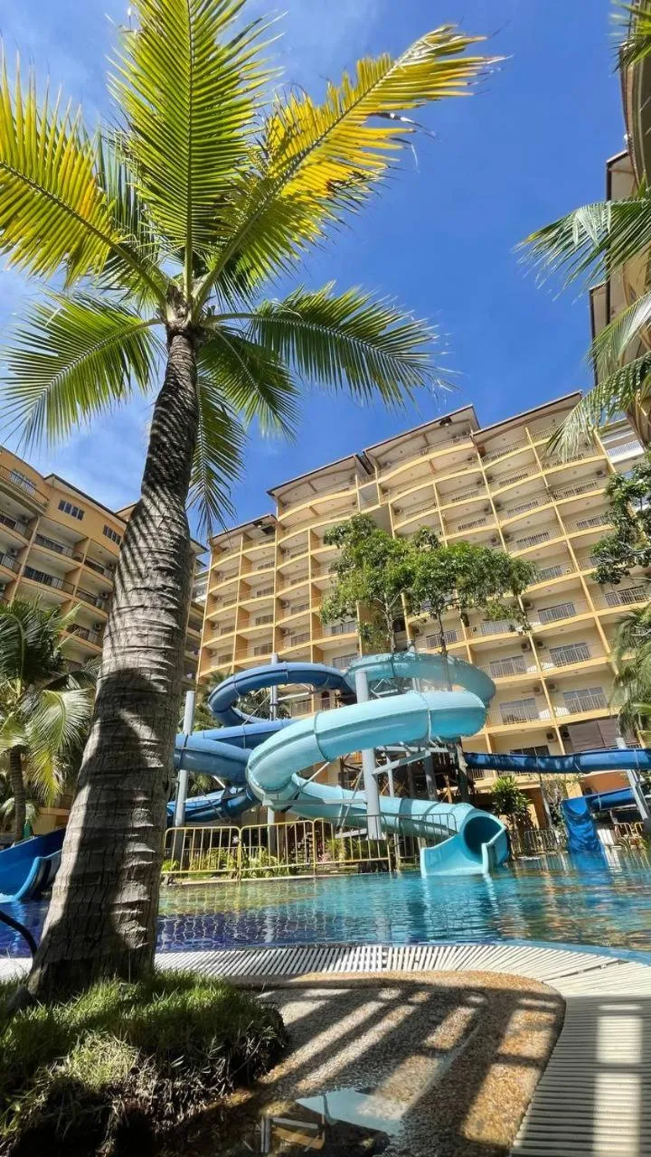 Swimming pool in GOLD COAST MORIB @ 3346