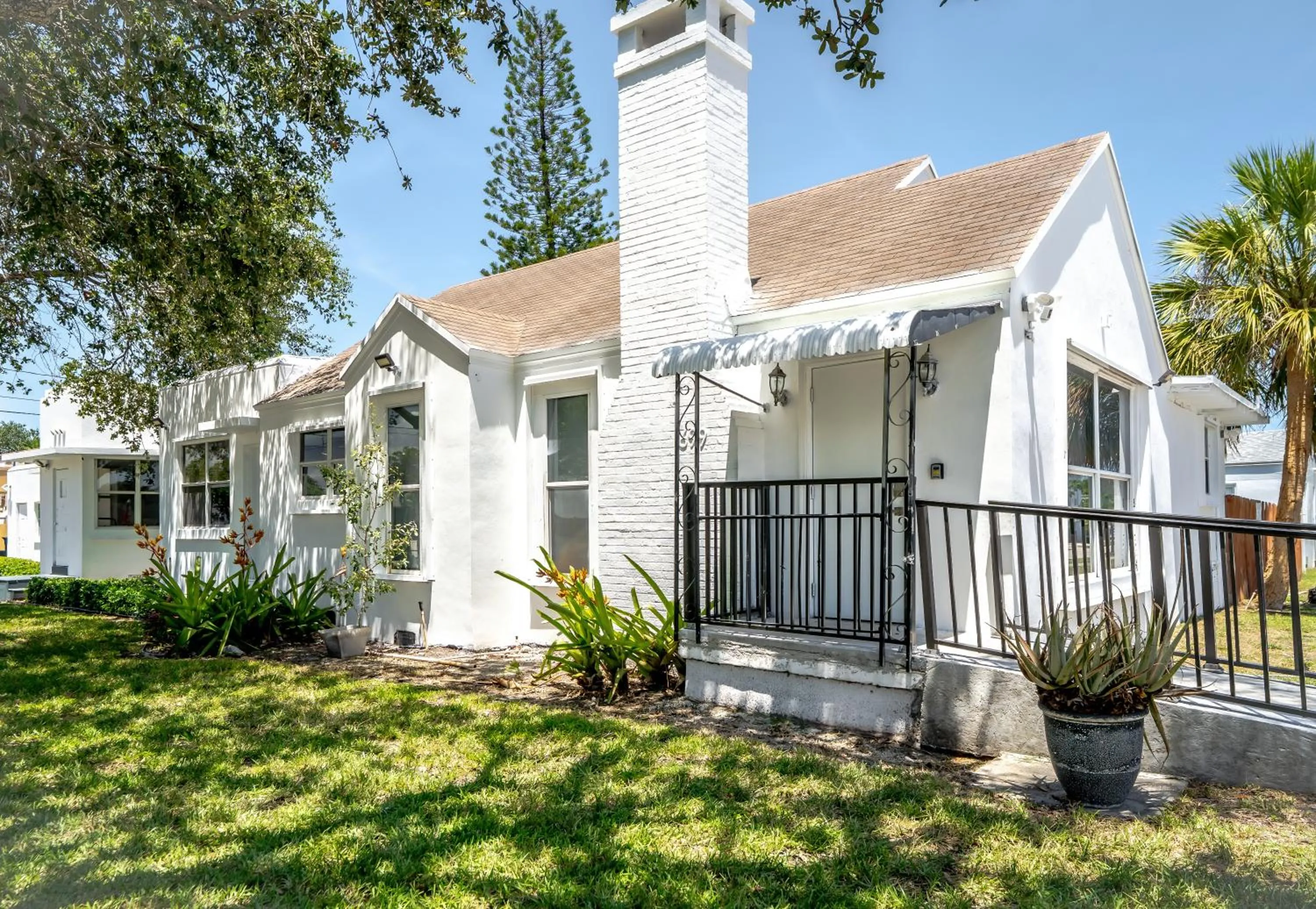 Property building in PRAIA Hotel Hollywood