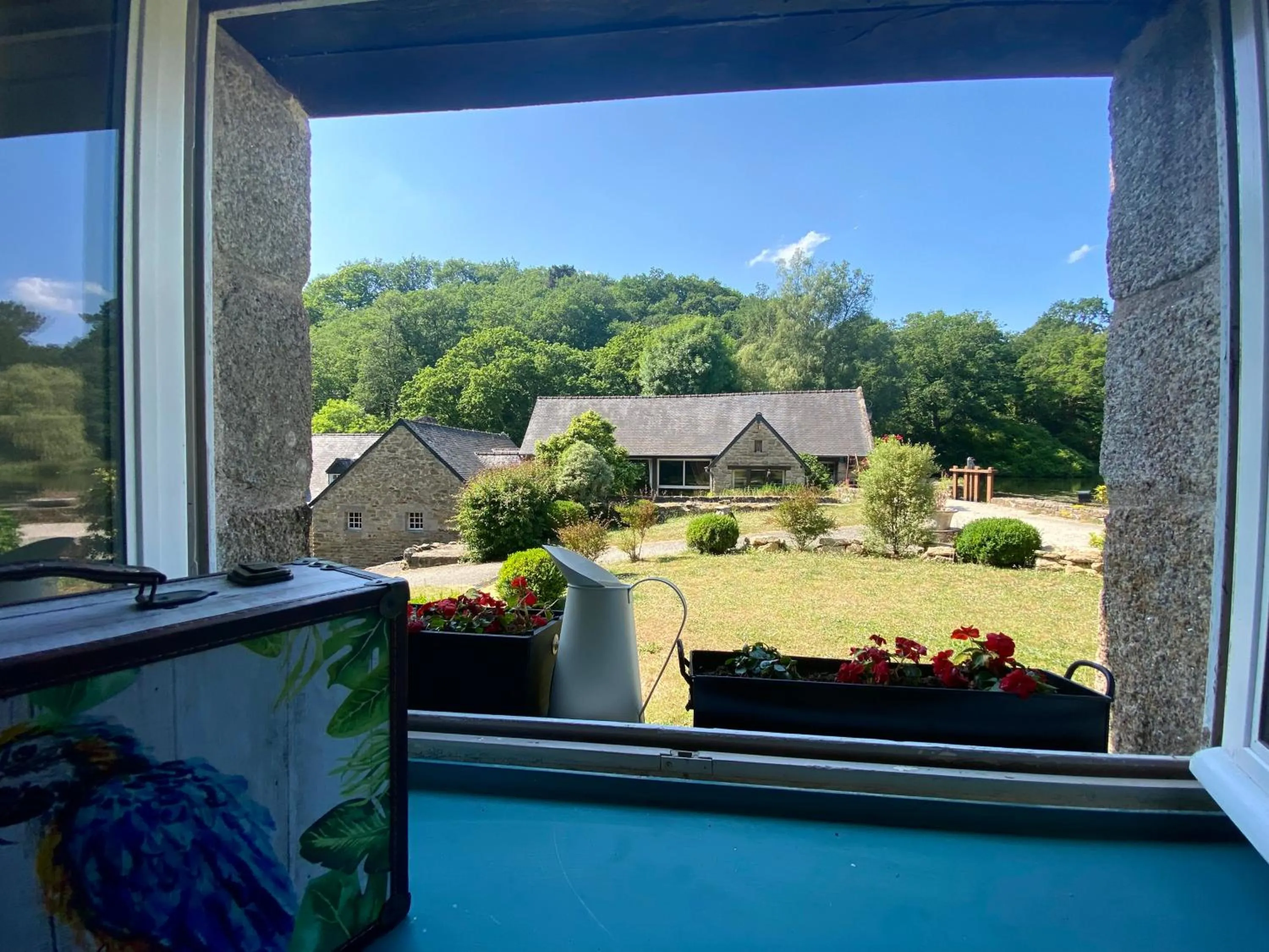 Spring in Les Moulins Du Duc ÉCOLODGE