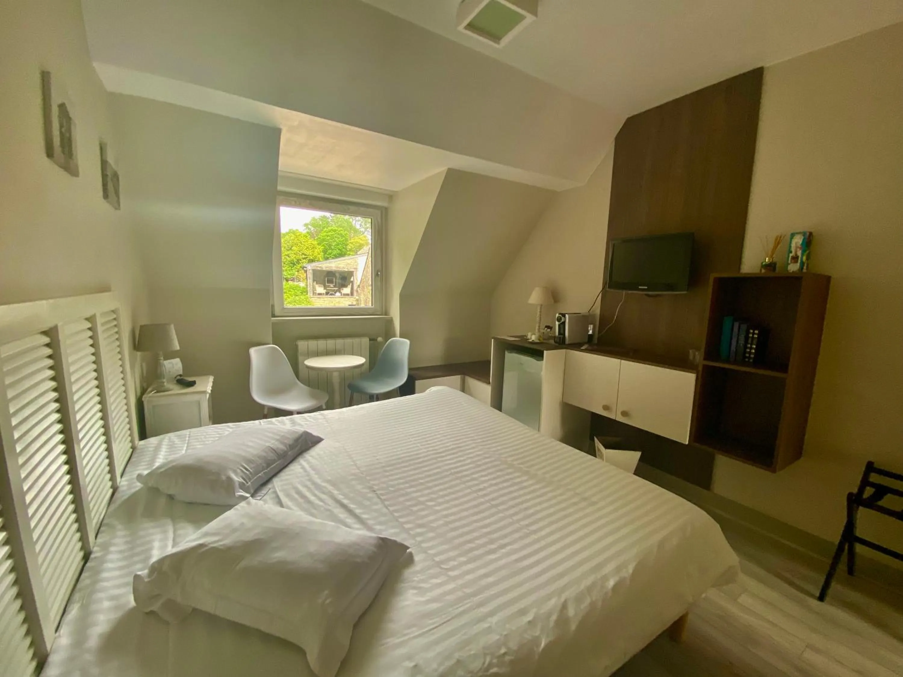 Photo of the whole room in Les Moulins Du Duc ÉCOLODGE