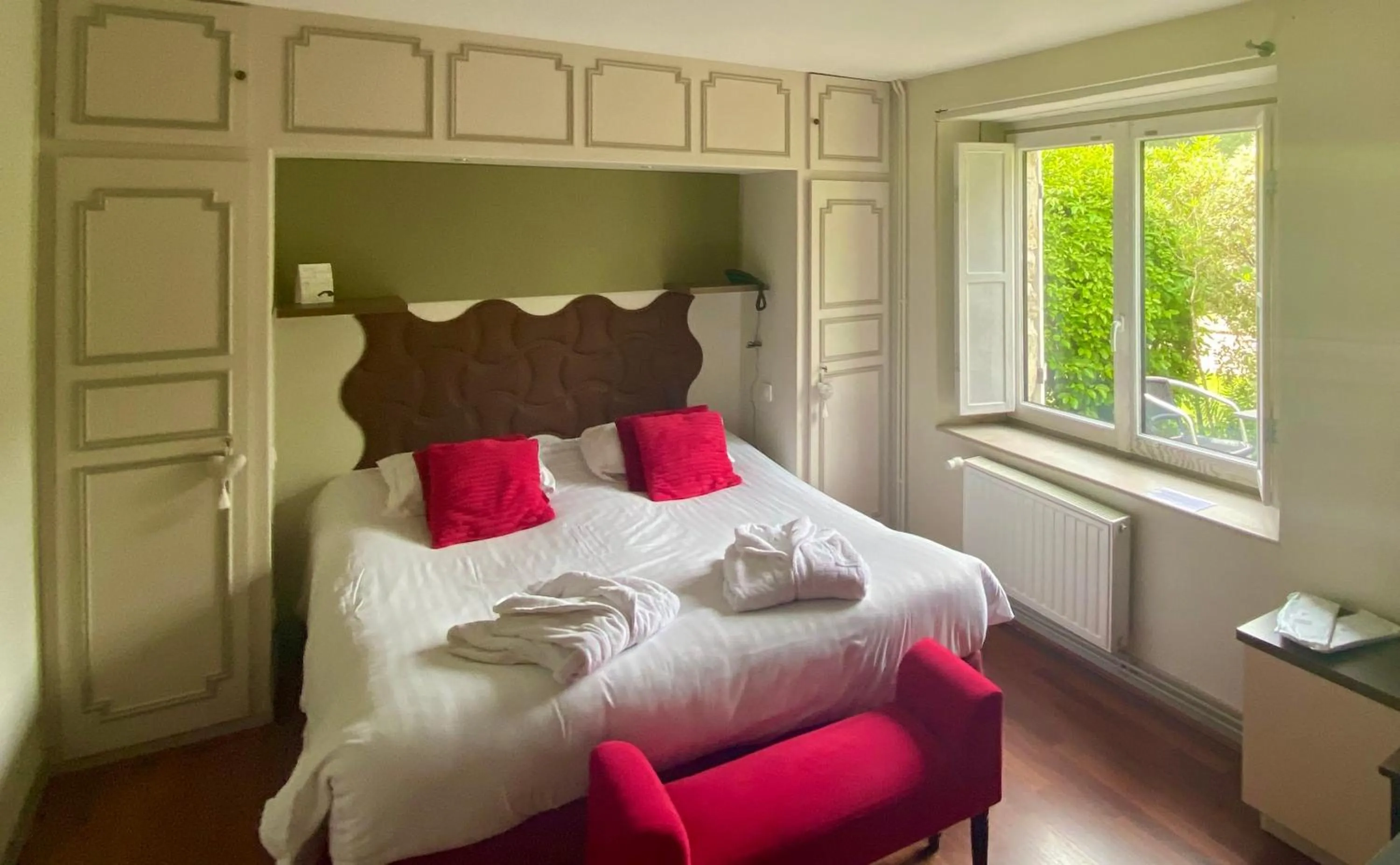 Photo of the whole room in Les Moulins Du Duc ÉCOLODGE