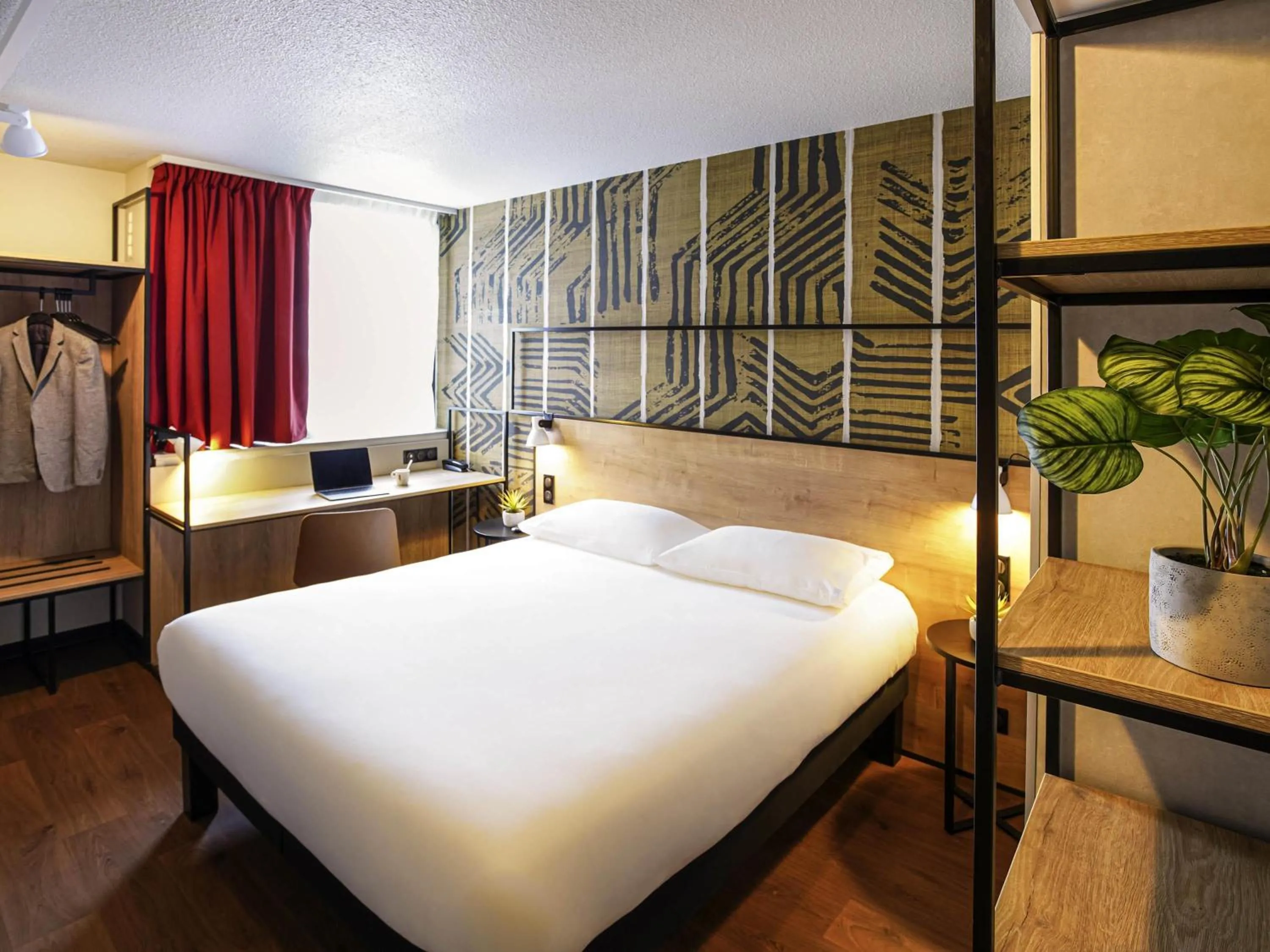 Property building, Bed in Ibis Tours Centre Giraudeau