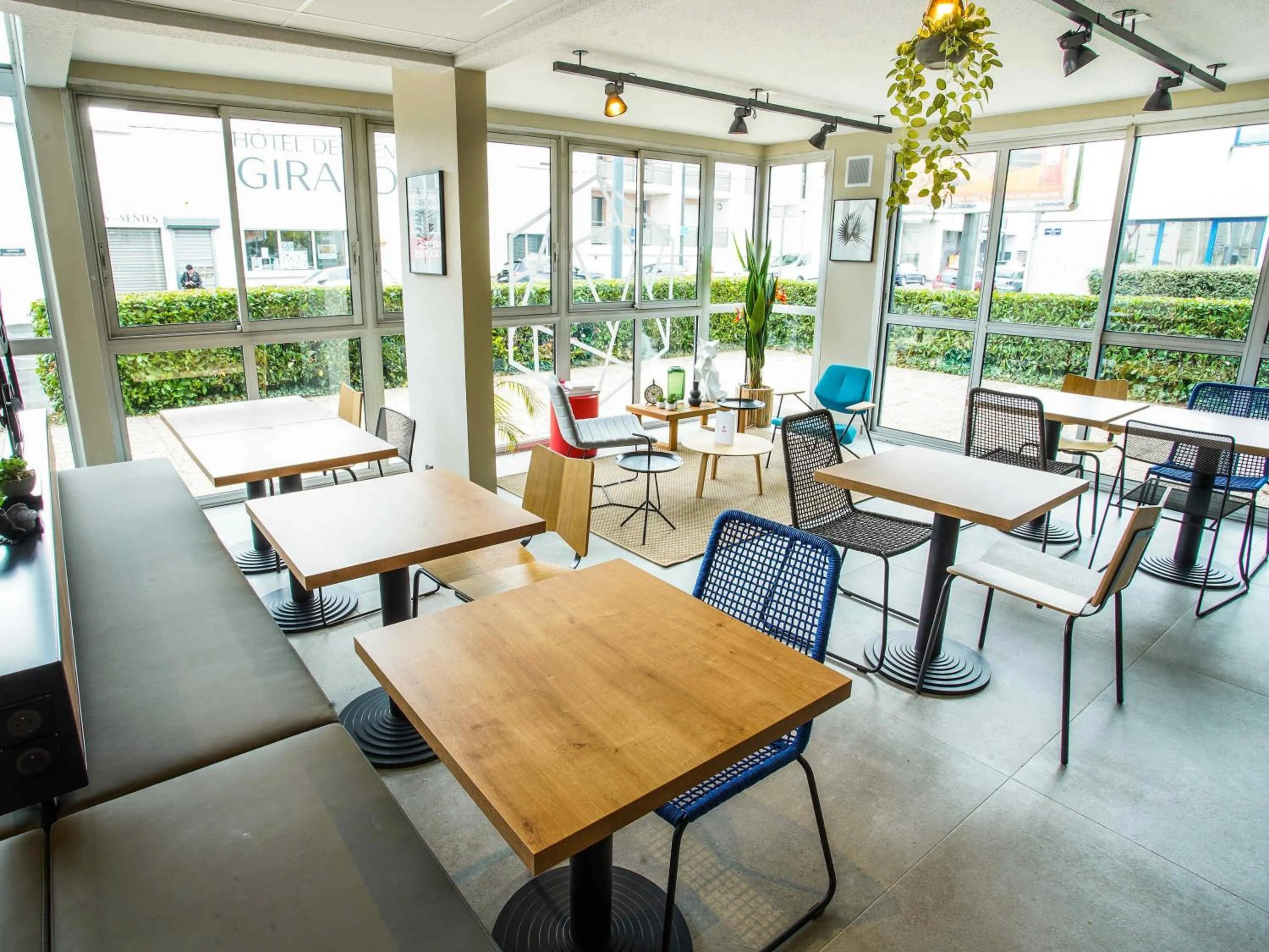 Restaurant/places to eat in Ibis Tours Centre Giraudeau