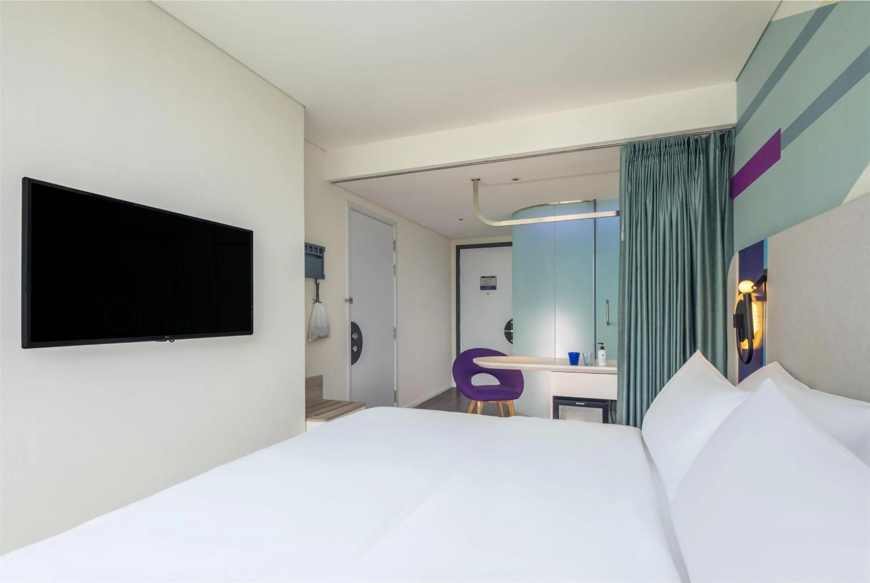 Bed in Tru by Hilton Hoa Binh City Centre