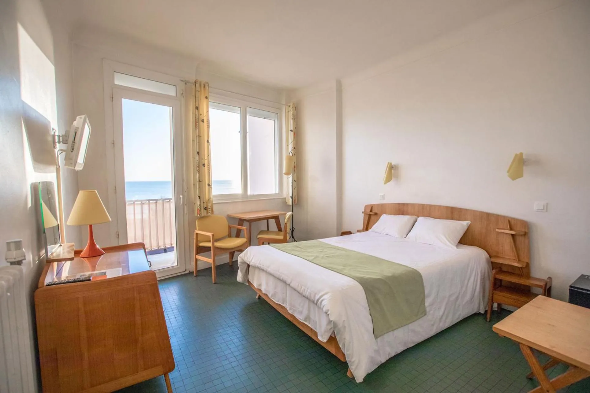 Bed in Hotel Le Trident Thyrsé