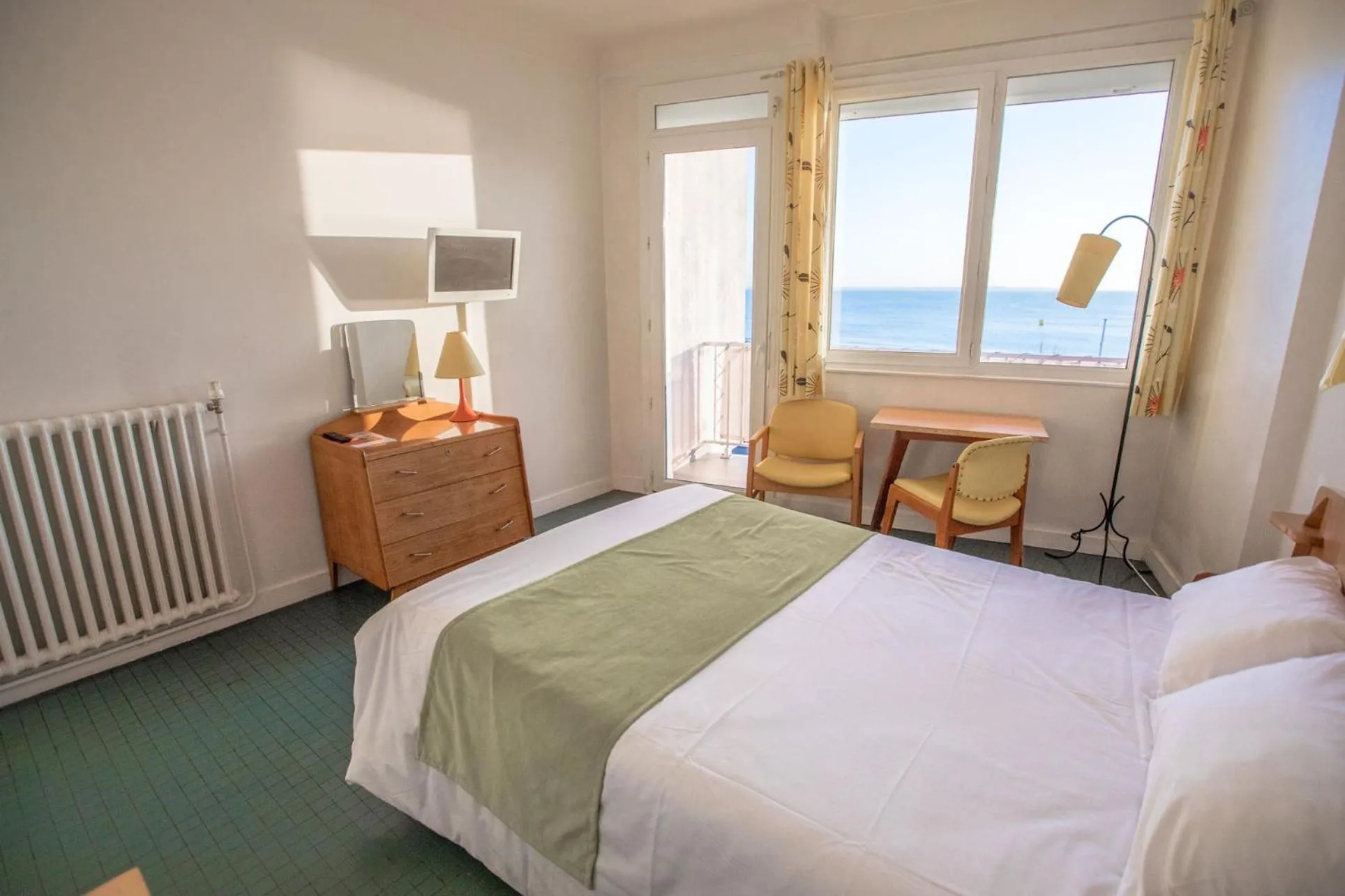 Bed in Hotel Le Trident Thyrsé